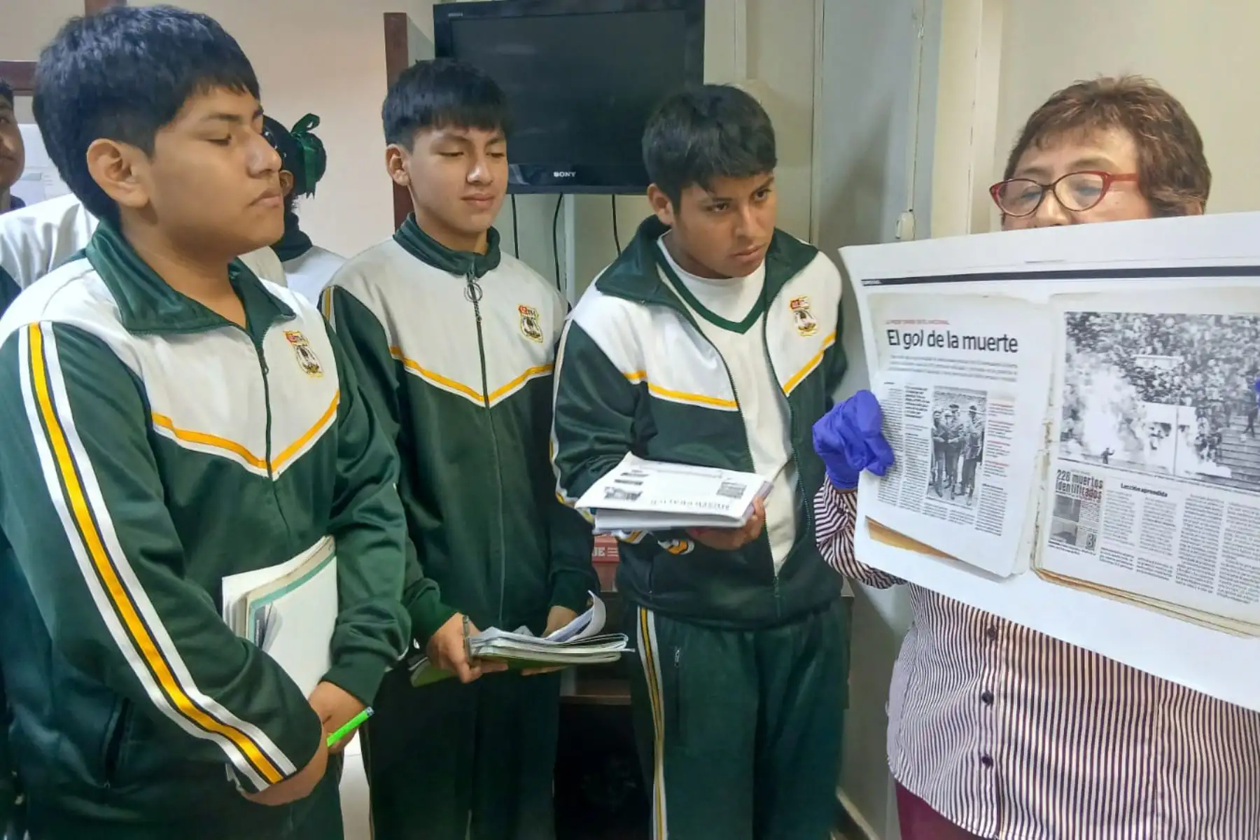 Un total de 147 estudiantes y siete docentes de la Institución Educativa N.° 171-1 Juan Velasco Alvarado, de San Juan de Lurigancho, visitaron el Museo Gráfico de Editora Perú, donde conocieron la historia del Diario Oficial El Peruano, la evolución de sus sistemas de impresión y la importancia de preservar la memoria documental del país. Foto: ANDINA/John Mendoza Zurita.
