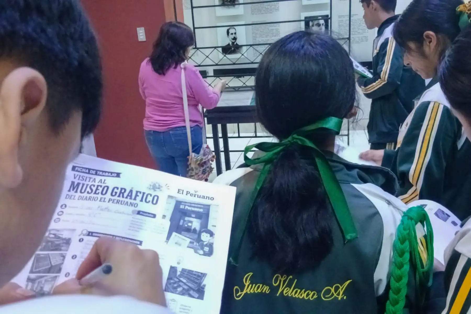 Un total de 147 estudiantes y siete docentes de la Institución Educativa N.° 171-1 Juan Velasco Alvarado, de San Juan de Lurigancho, visitaron el Museo Gráfico de Editora Perú, donde conocieron la historia del Diario Oficial El Peruano, la evolución de sus sistemas de impresión y la importancia de preservar la memoria documental del país. Foto: ANDINA/John Mendoza Zurita.