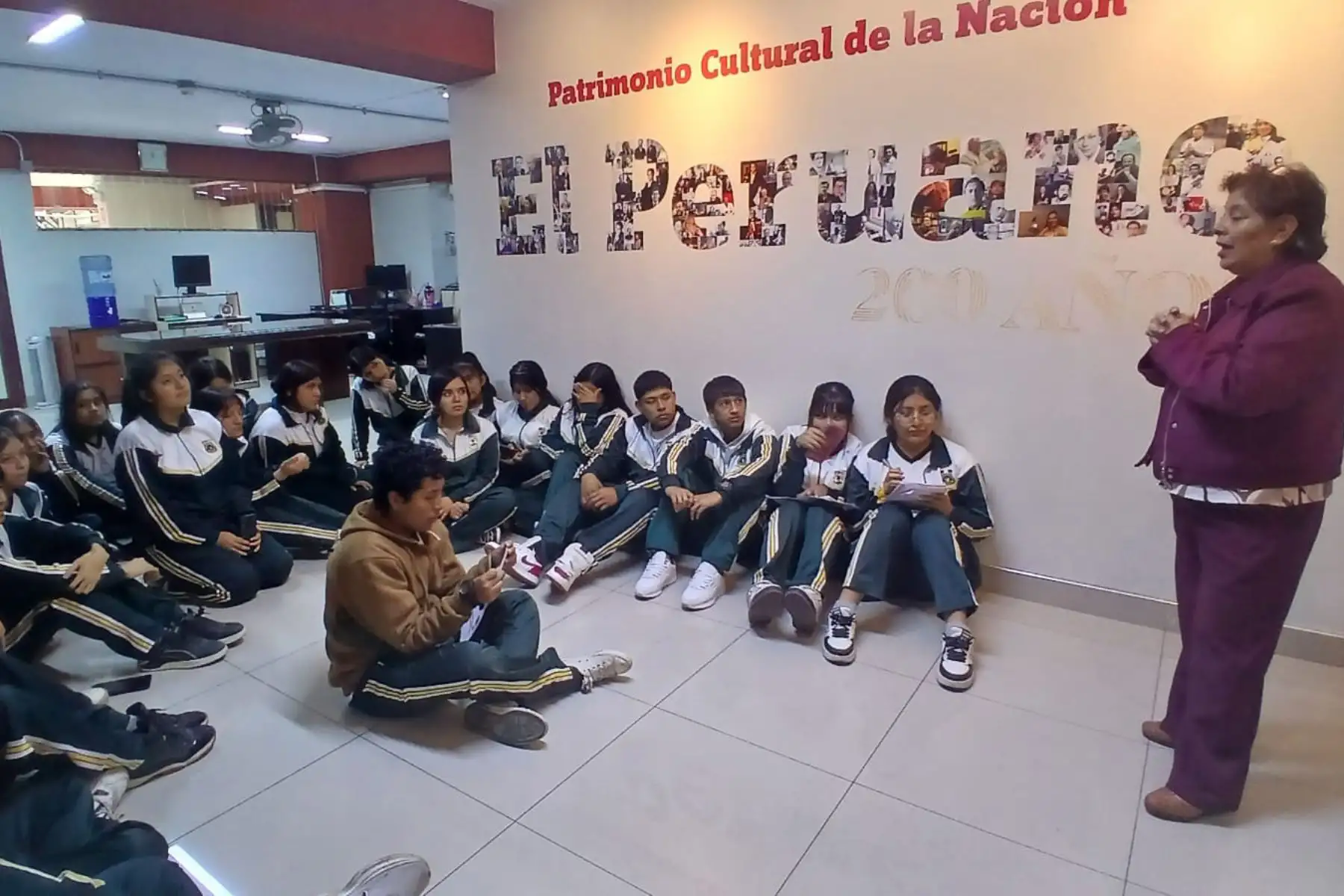 Un total de 147 estudiantes y siete docentes de la Institución Educativa N.° 171-1 Juan Velasco Alvarado, de San Juan de Lurigancho, visitaron el Museo Gráfico de Editora Perú, donde conocieron la historia del Diario Oficial El Peruano, la evolución de sus sistemas de impresión y la importancia de preservar la memoria documental del país. Foto: ANDINA/John Mendoza Zurita.
