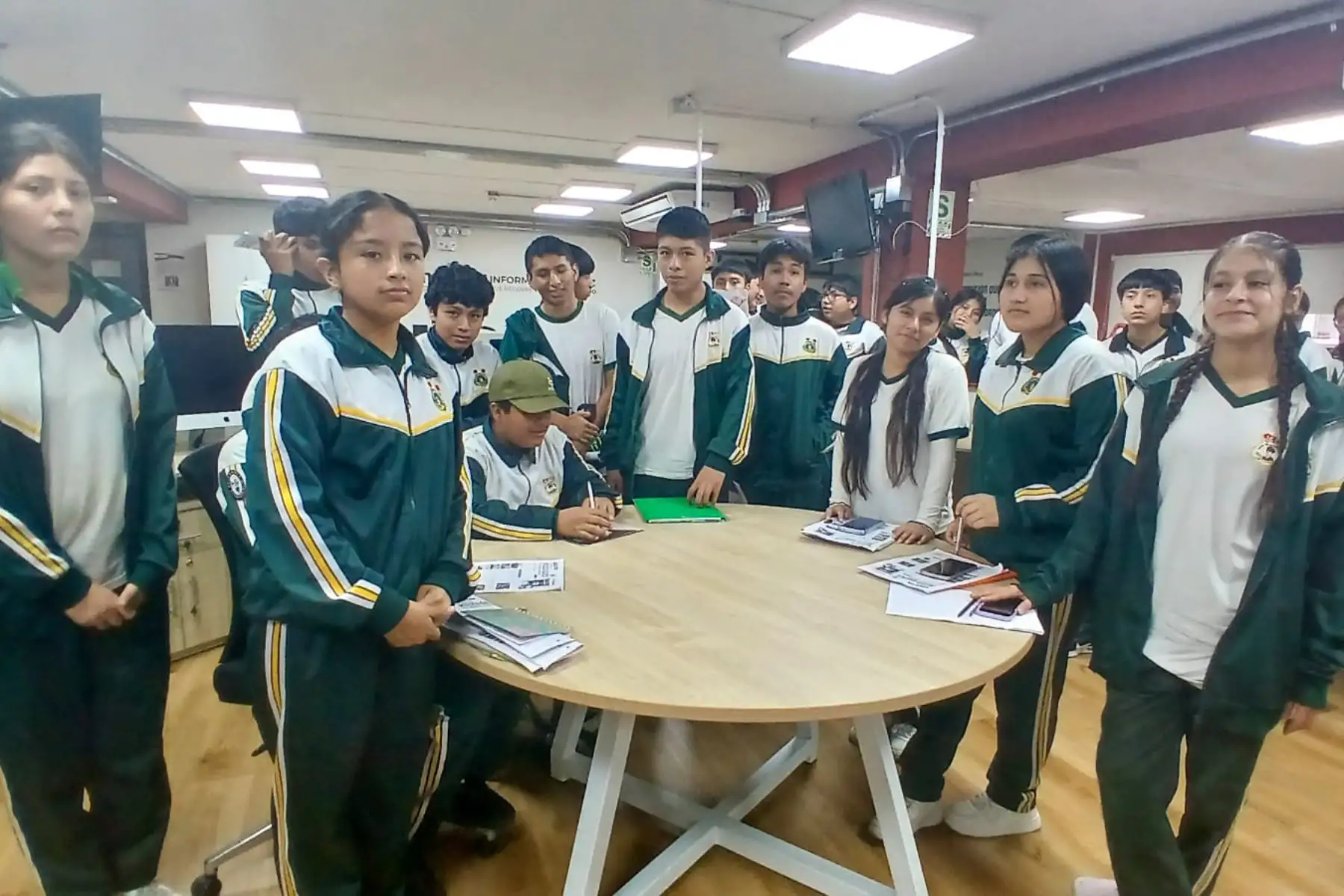 Un total de 147 estudiantes y siete docentes de la Institución Educativa N.° 171-1 Juan Velasco Alvarado, de San Juan de Lurigancho, visitaron el Museo Gráfico de Editora Perú, donde conocieron la historia del Diario Oficial El Peruano, la evolución de sus sistemas de impresión y la importancia de preservar la memoria documental del país. Foto: ANDINA/John Mendoza Zurita.