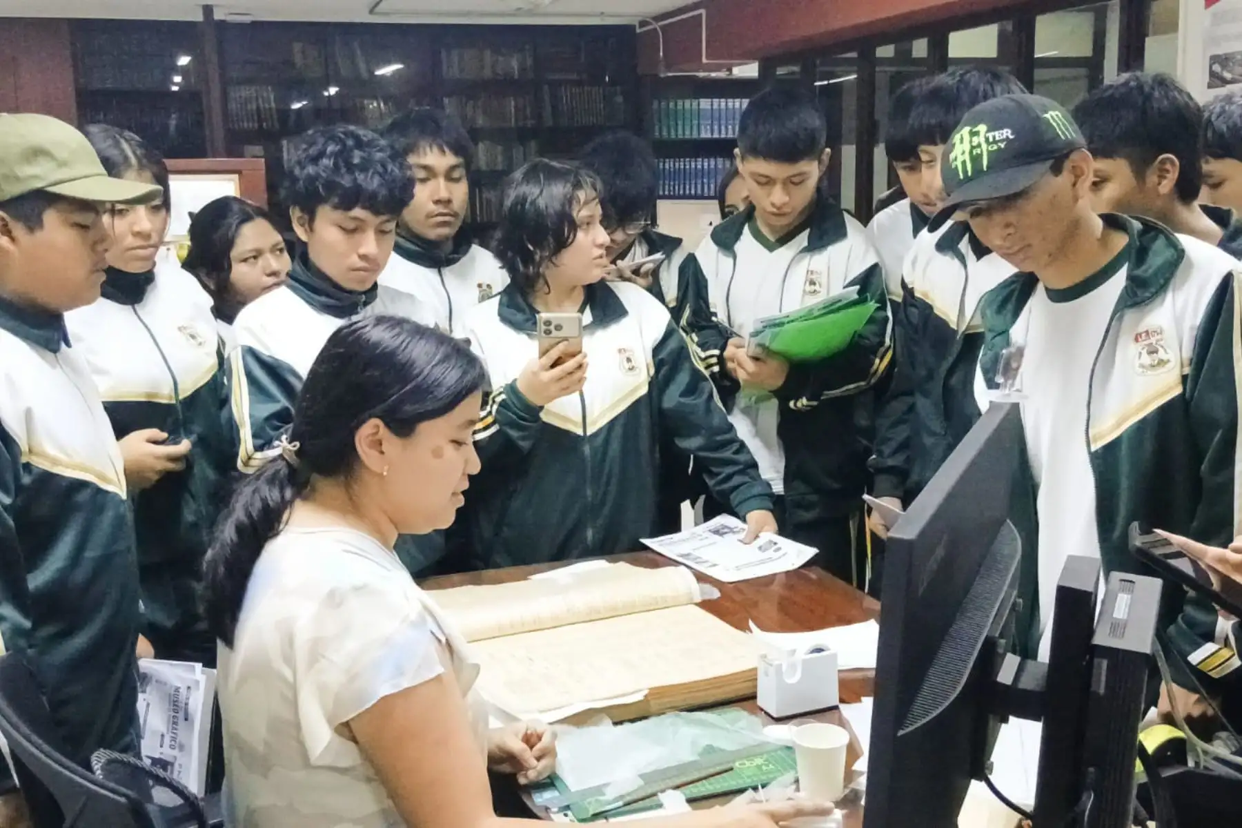 Un total de 147 estudiantes y siete docentes de la Institución Educativa N.° 171-1 Juan Velasco Alvarado, de San Juan de Lurigancho, visitaron el Museo Gráfico de Editora Perú, donde conocieron la historia del Diario Oficial El Peruano, la evolución de sus sistemas de impresión y la importancia de preservar la memoria documental del país. Foto: ANDINA/John Mendoza Zurita.
