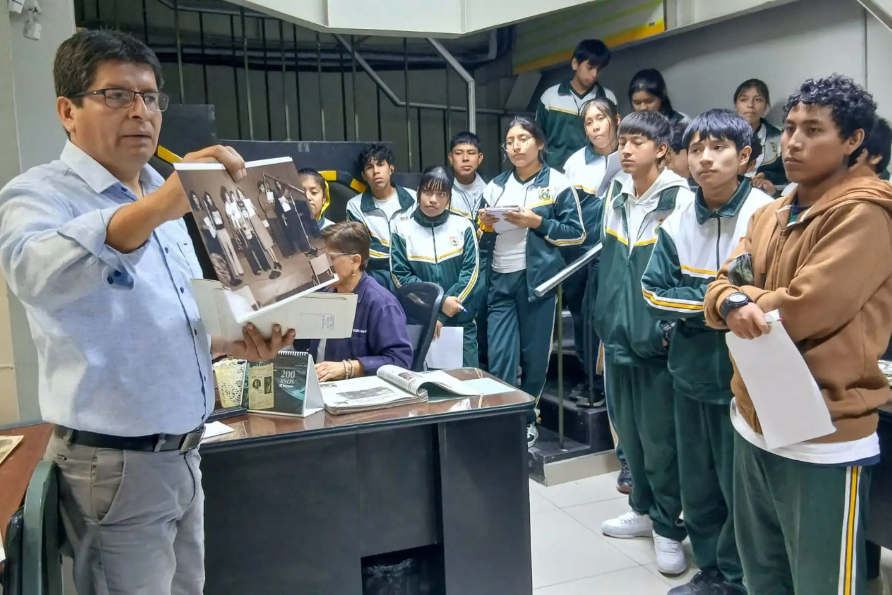 Un total de 147 estudiantes y siete docentes de la Institución Educativa N.° 171-1 Juan Velasco Alvarado, de San Juan de Lurigancho, visitaron el Museo Gráfico de Editora Perú, donde conocieron la historia del Diario Oficial El Peruano, la evolución de sus sistemas de impresión y la importancia de preservar la memoria documental del país. Foto: ANDINA/John Mendoza Zurita.
