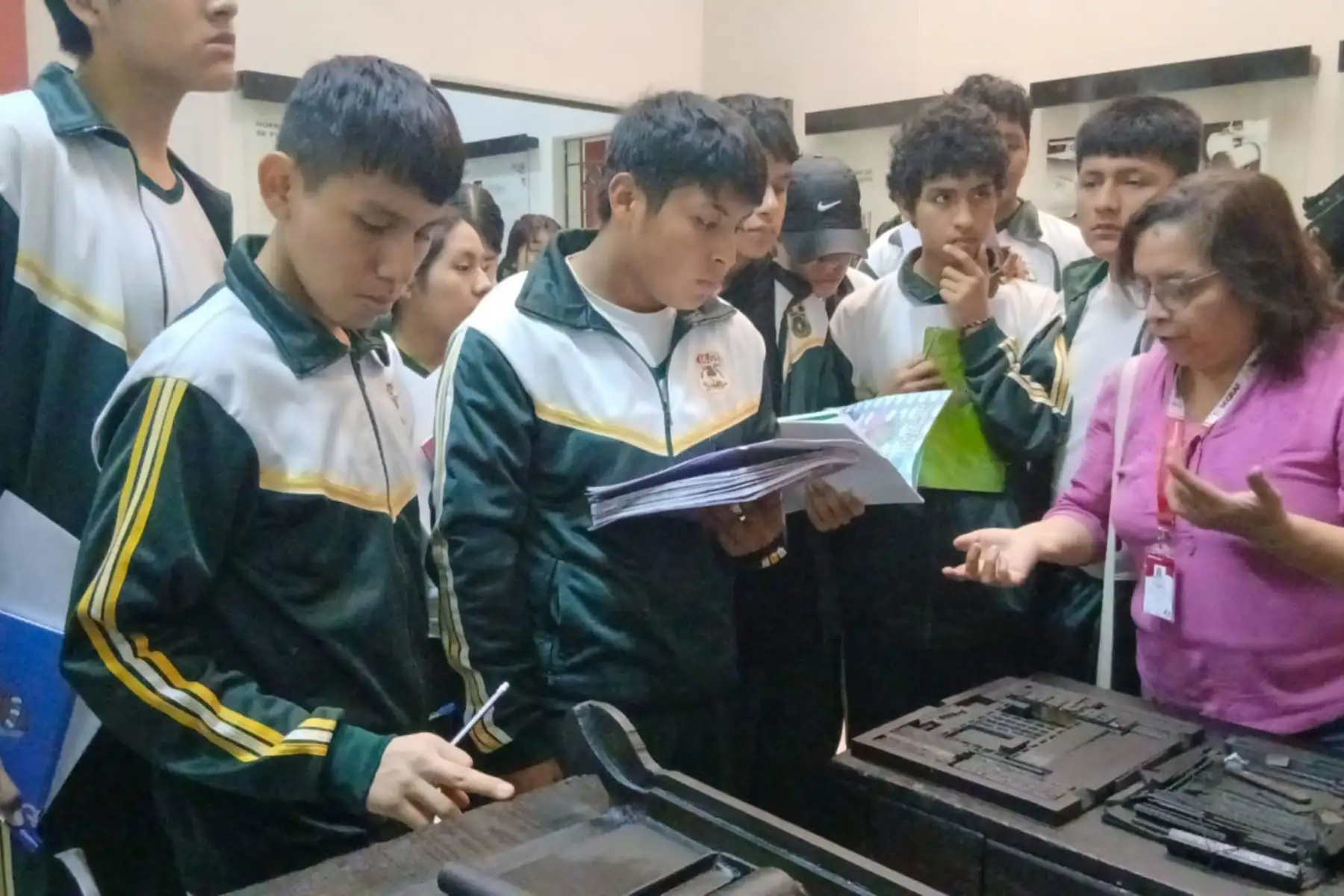 Un total de 147 estudiantes y siete docentes de la Institución Educativa N.° 171-1 Juan Velasco Alvarado, de San Juan de Lurigancho, visitaron el Museo Gráfico de Editora Perú, donde conocieron la historia del Diario Oficial El Peruano, la evolución de sus sistemas de impresión y la importancia de preservar la memoria documental del país. Foto: ANDINA/John Mendoza Zurita.