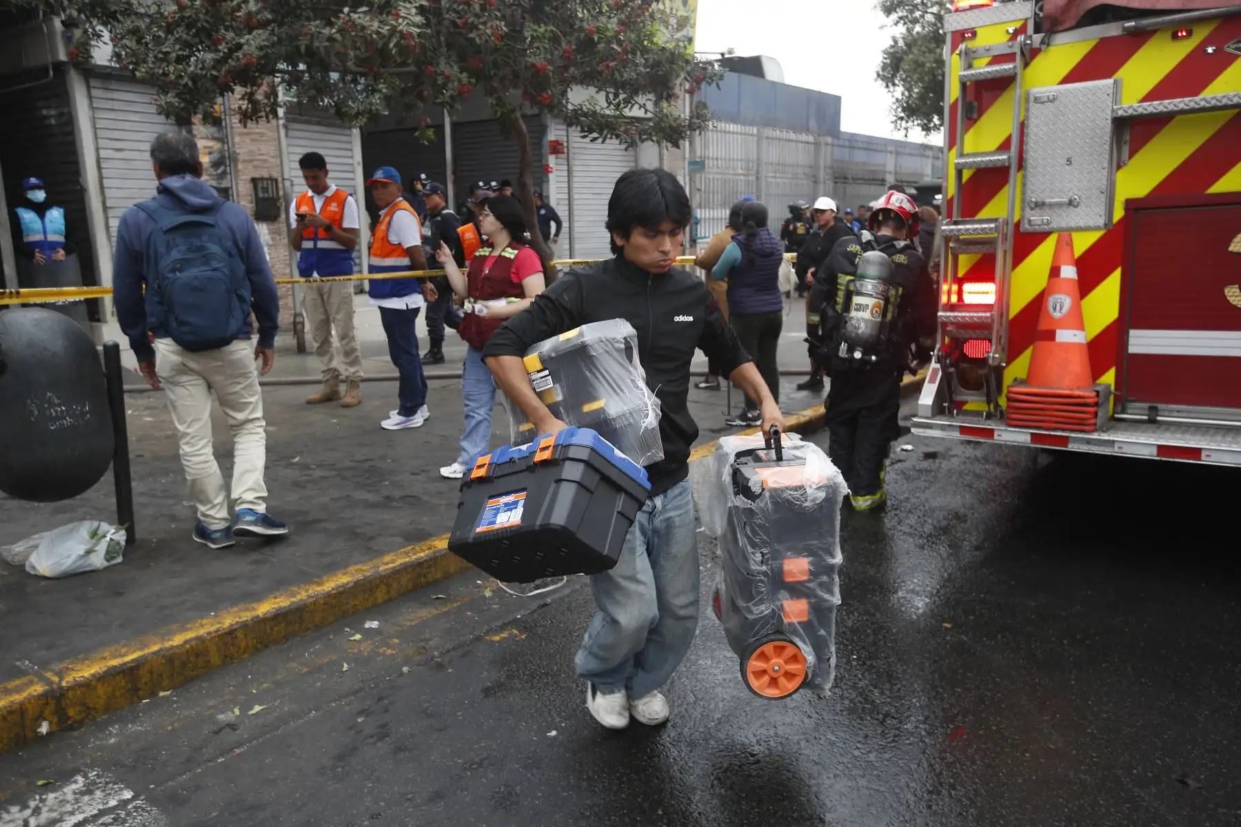 Un incendio de grandes proporciones se registra en inmediaciones del emporio comercial Las Malvinas. Al menos 11 unidades del Cuerpo de Bomberos atienden la emergencia.
Foto: ANDINA/ Eddy Ramos