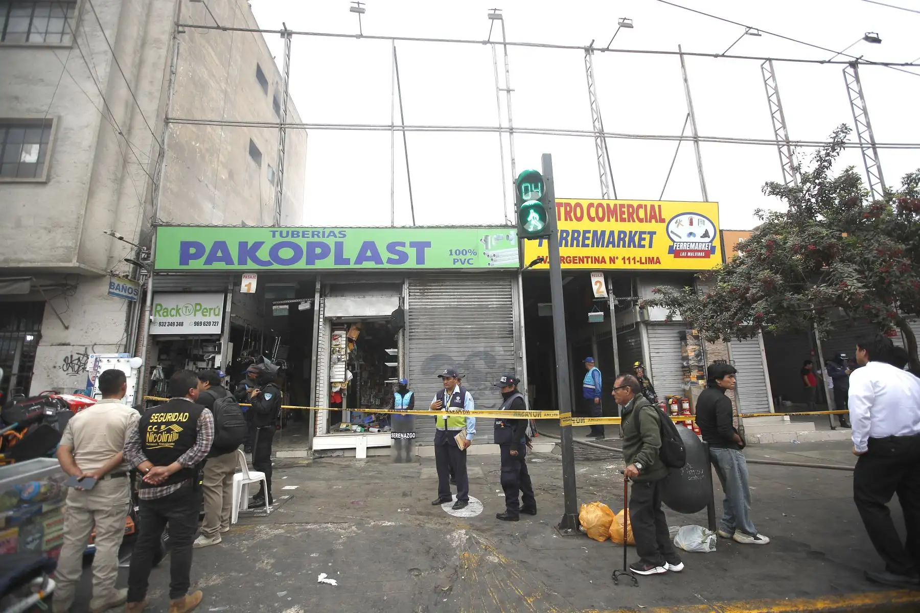 Un incendio de grandes proporciones se registra en inmediaciones del emporio comercial Las Malvinas. Al menos 11 unidades del Cuerpo de Bomberos atienden la emergencia. Foto: ANDINA/ Eddy Ramos
