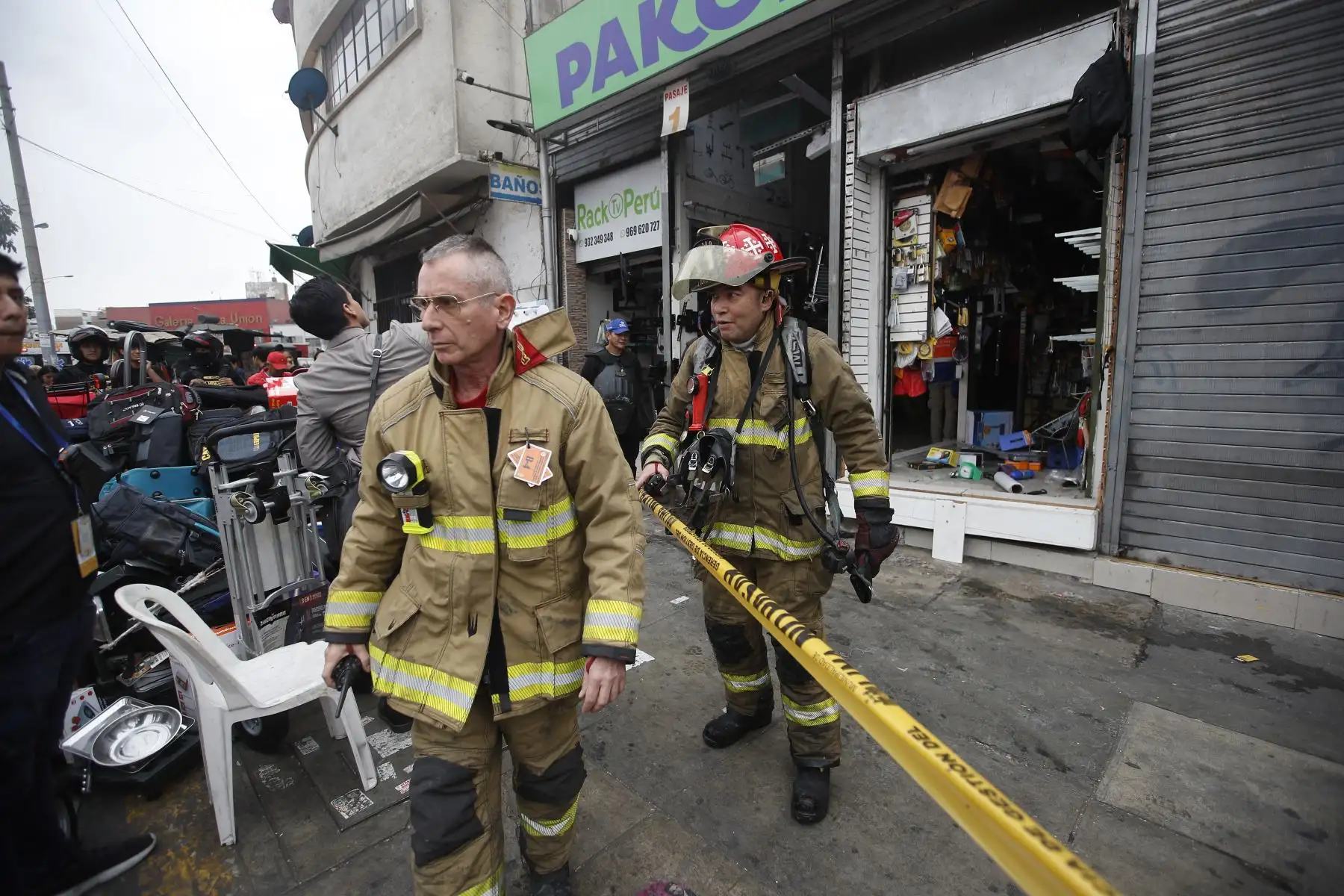 Un incendio de grandes proporciones se registra en inmediaciones del emporio comercial Las Malvinas. Al menos 11 unidades del Cuerpo de Bomberos atienden la emergencia. Foto: ANDINA/ Eddy Ramos