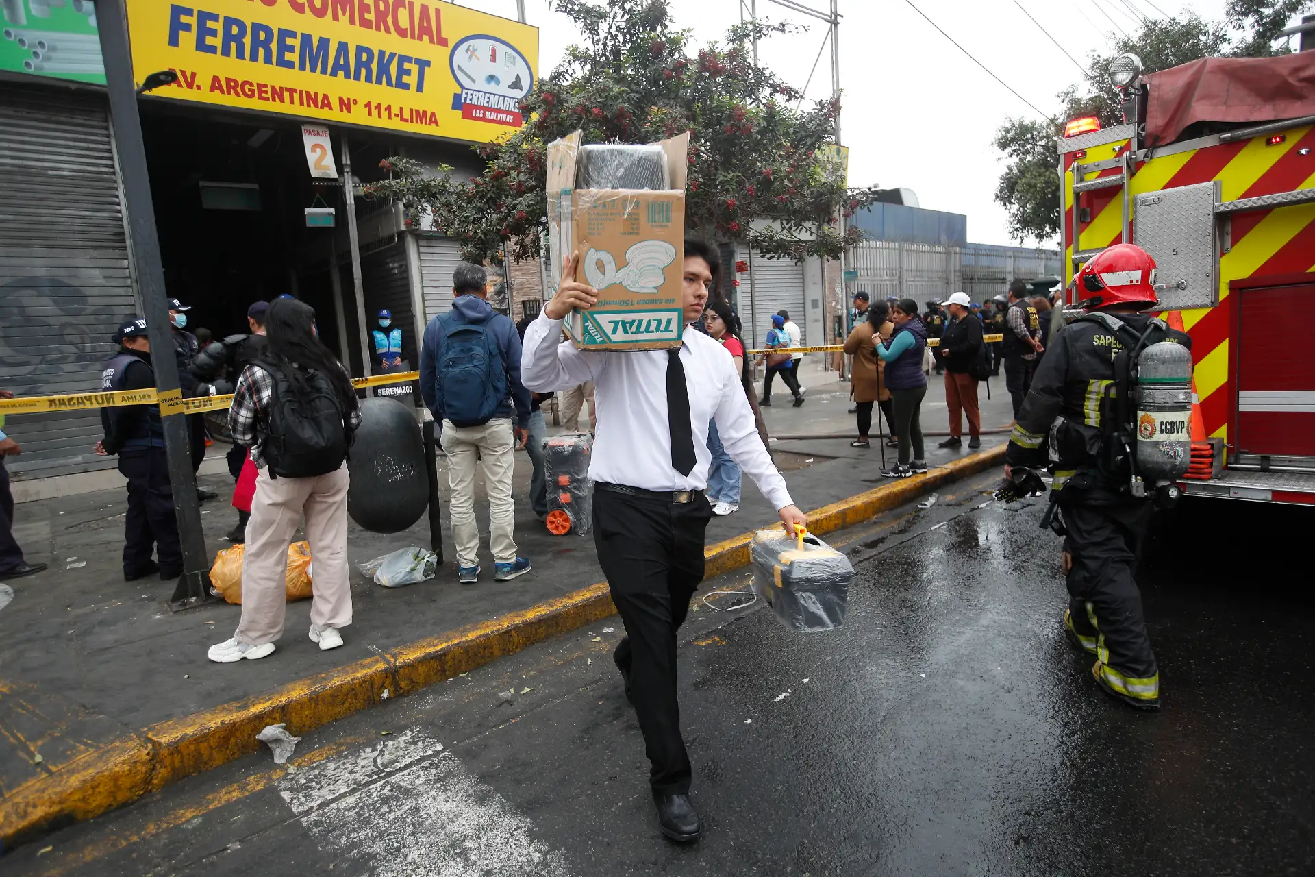 Un incendio de grandes proporciones se registra en inmediaciones del emporio comercial Las Malvinas. Al menos 11 unidades del Cuerpo de Bomberos atienden la emergencia. Foto: ANDINA/ Eddy Ramos