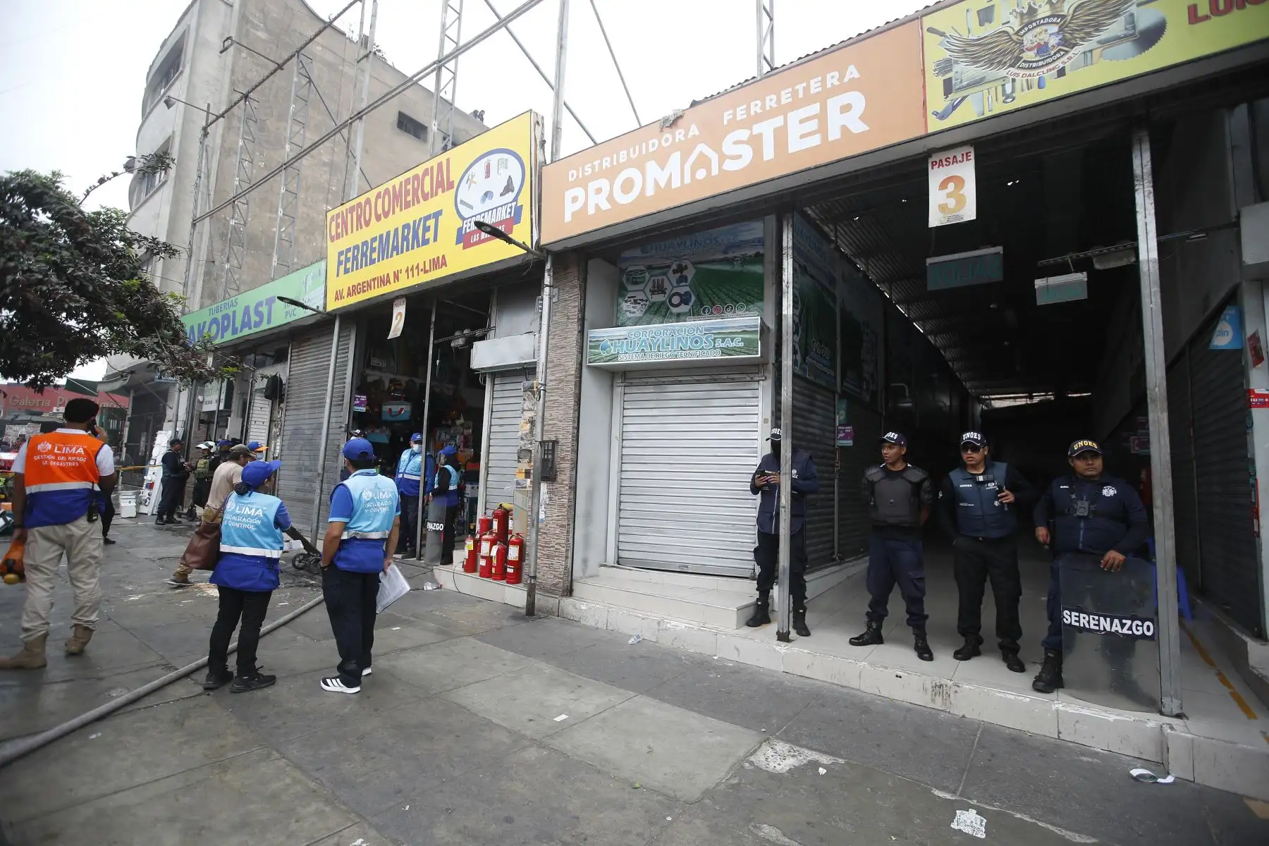 Un incendio de grandes proporciones se registra en inmediaciones del emporio comercial Las Malvinas. Al menos 11 unidades del Cuerpo de Bomberos atienden la emergencia. Foto: ANDINA/ Eddy Ramos