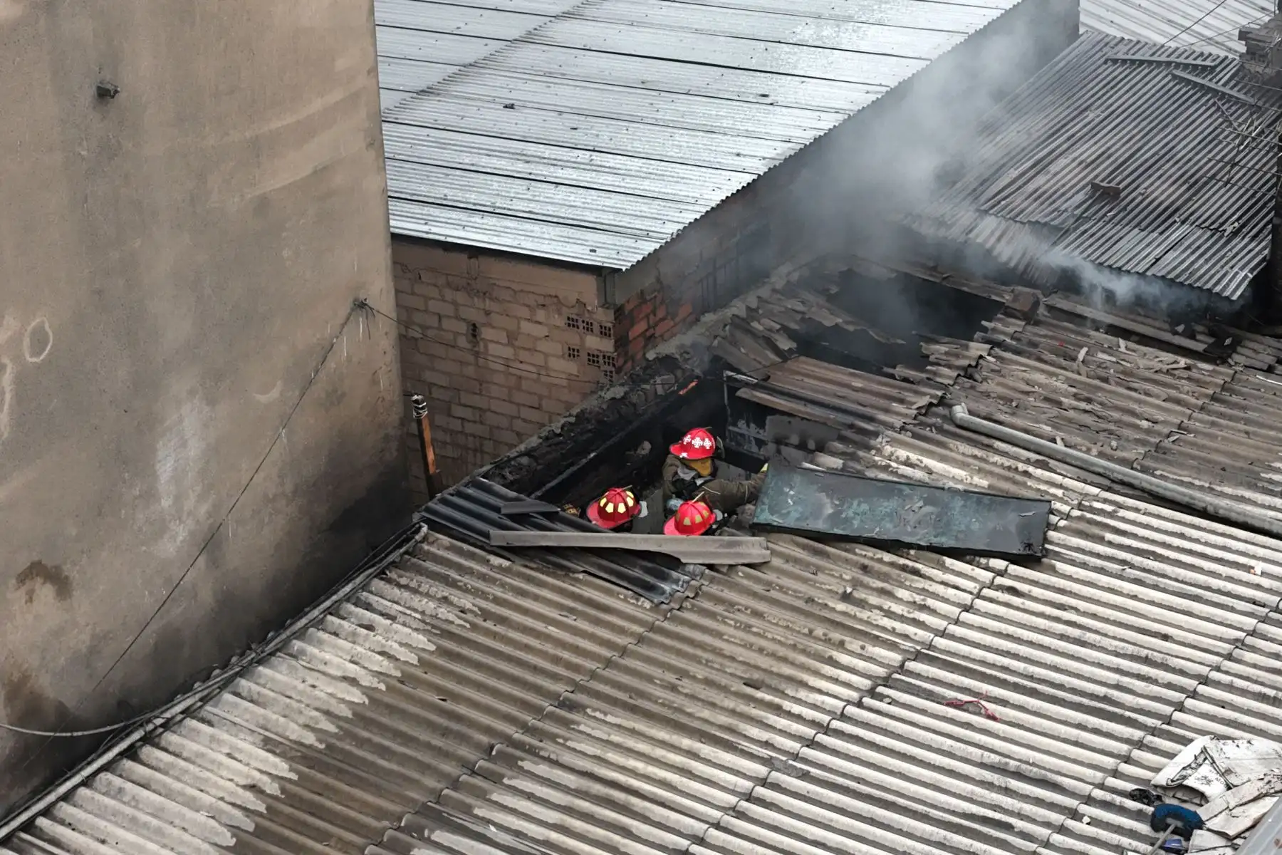 Un incendio de grandes proporciones se registra en inmediaciones del emporio comercial Las Malvinas. Al menos 11 unidades del Cuerpo de Bomberos atienden la emergencia. Foto: ANDINA/ Daniel Bracamonte