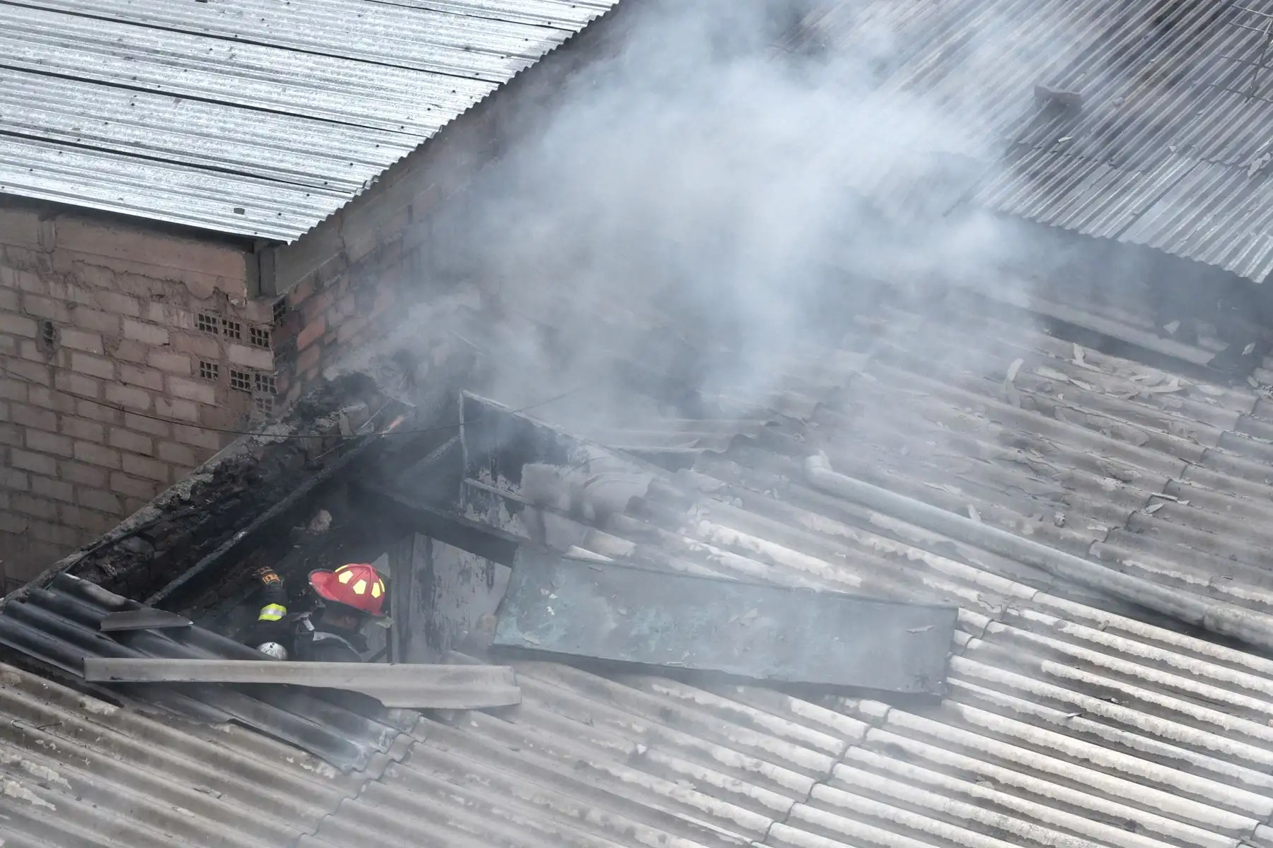 Un incendio de grandes proporciones se registra en inmediaciones del emporio comercial Las Malvinas. Al menos 11 unidades del Cuerpo de Bomberos atienden la emergencia. Foto: ANDINA/ Daniel Bracamonte