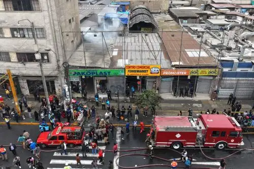 Incendio afecta negocios de ferretería cerca de Plaza Unión