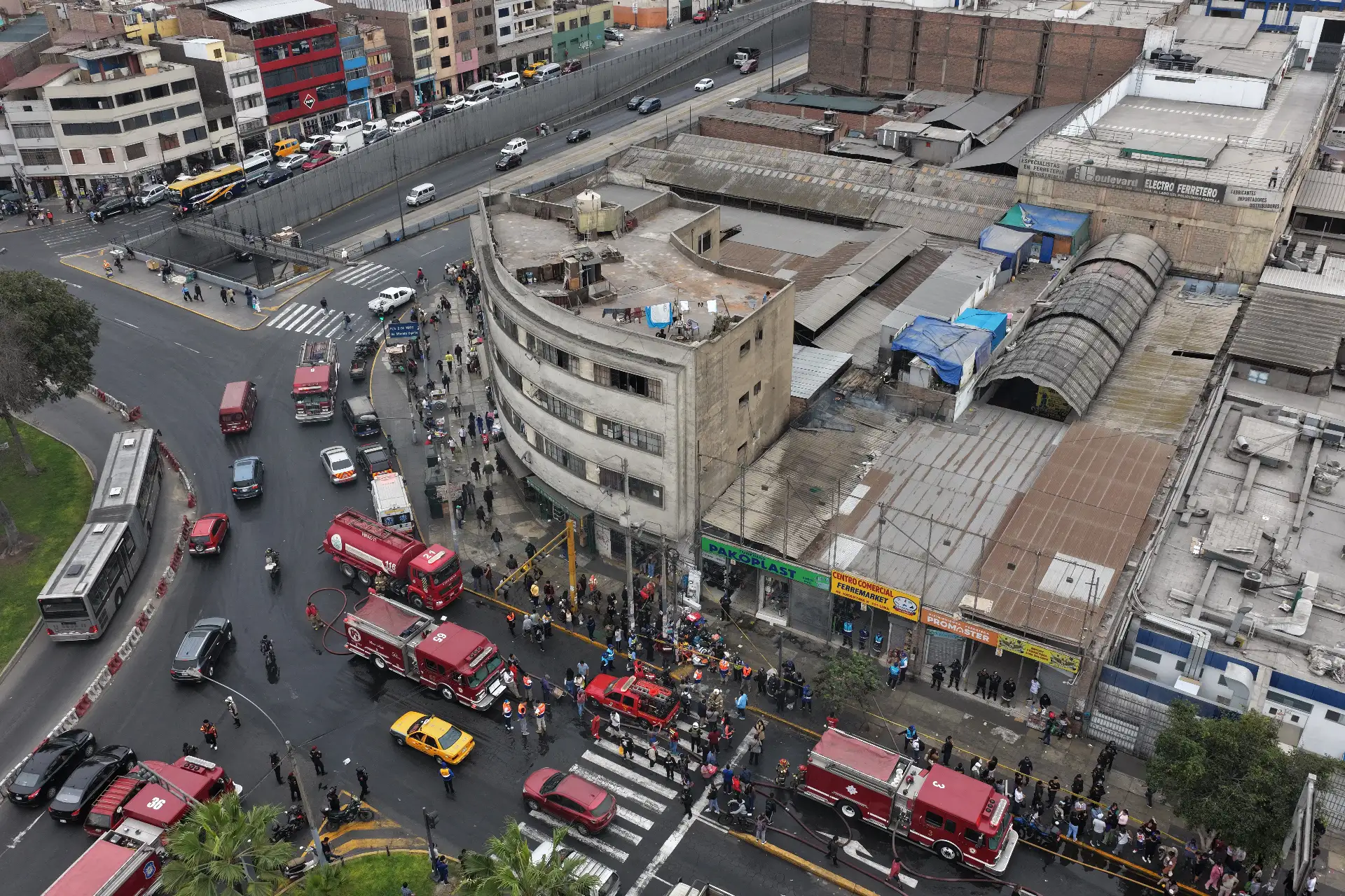 Un incendio de grandes proporciones se registra en inmediaciones del emporio comercial Las Malvinas. Al menos 11 unidades del Cuerpo de Bomberos atienden la emergencia. Foto: ANDINA/ Daniel Bracamonte