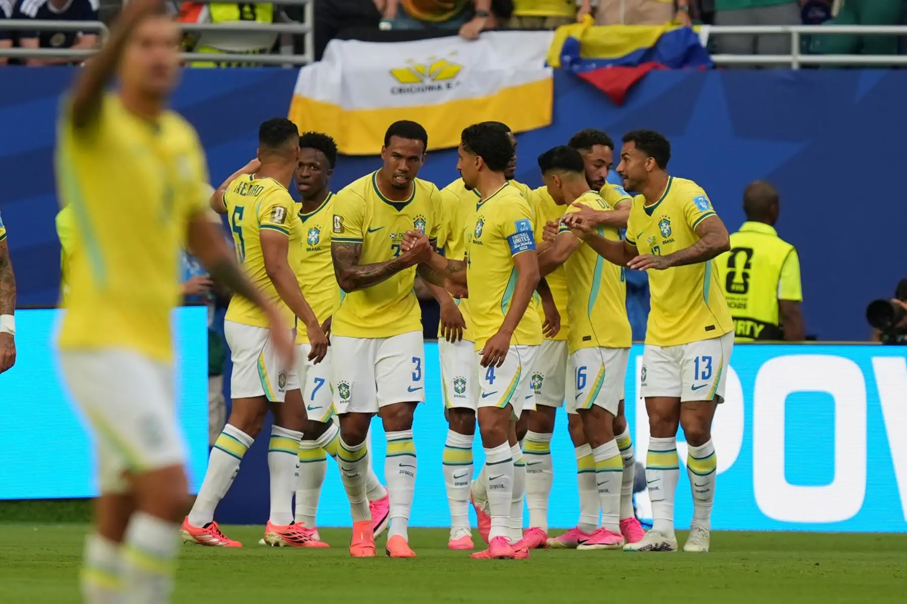 Jugadores de Brasil celebran un gol anotado por Vinícius Júnior este miércoles, en un partido del grupo C del Mundial de la FIFA 2026 entre Escocia y Brasil. Foto: ANDINA/ EFE