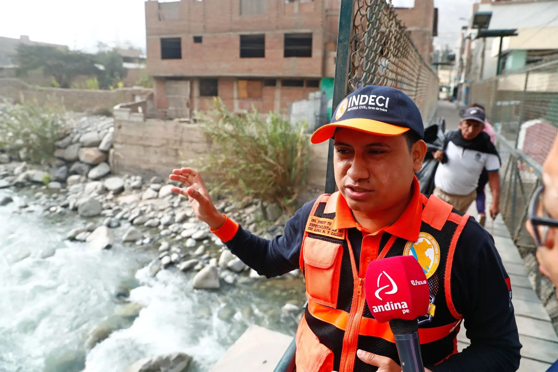 Percy Tineo, especialista en Prevención del Indeci, supervisa el actual estado de las riberas de los ríos del distrito de Lurigancho Chosica, en las zonas pobladas, proyectándose a la próxima llegada del Fenómeno de El Niño. Personal del Indeci realiza evaluación de posibles daños y planifican el fortalecimiento de las defensas ribereñas con maquinaria pesada. Foto: ANDINA/Daniel Bracamonte