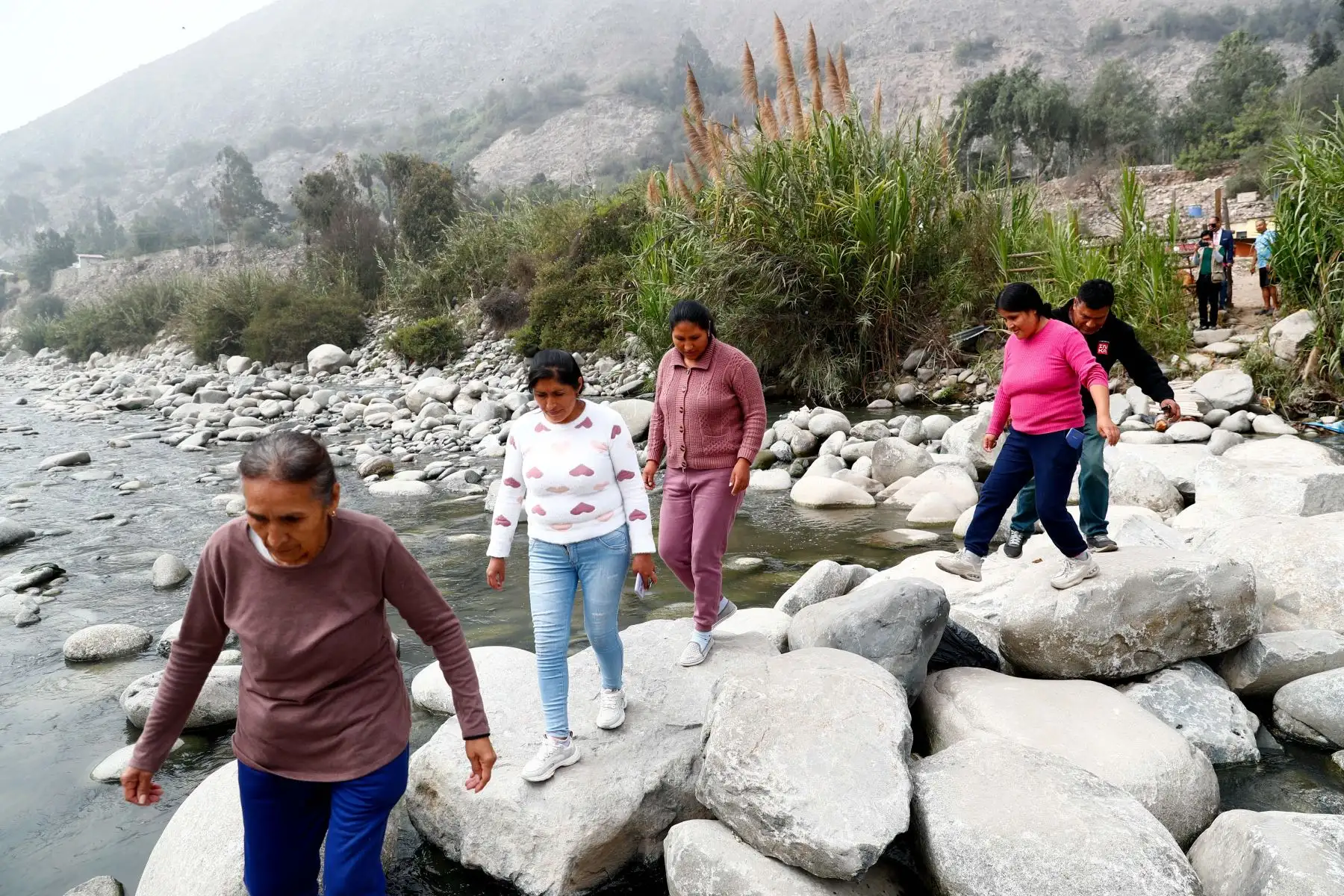 Hace 10 años, los vecinos de las zonas de Baja California y Campanillas en Chosica perdieron su puente peatonal sobre el río tras un colapso. Ante. La necesidad de trasladarse de un lado a otro, se organizaron y construyeron artesanalmente un paso sobre el río hecho a base de grandes bloques de piedra. Indeci supervisó la zona ante la próxima llegada del fenómeno de El Niño. Foto: ANDINA/Daniel Bracamonte