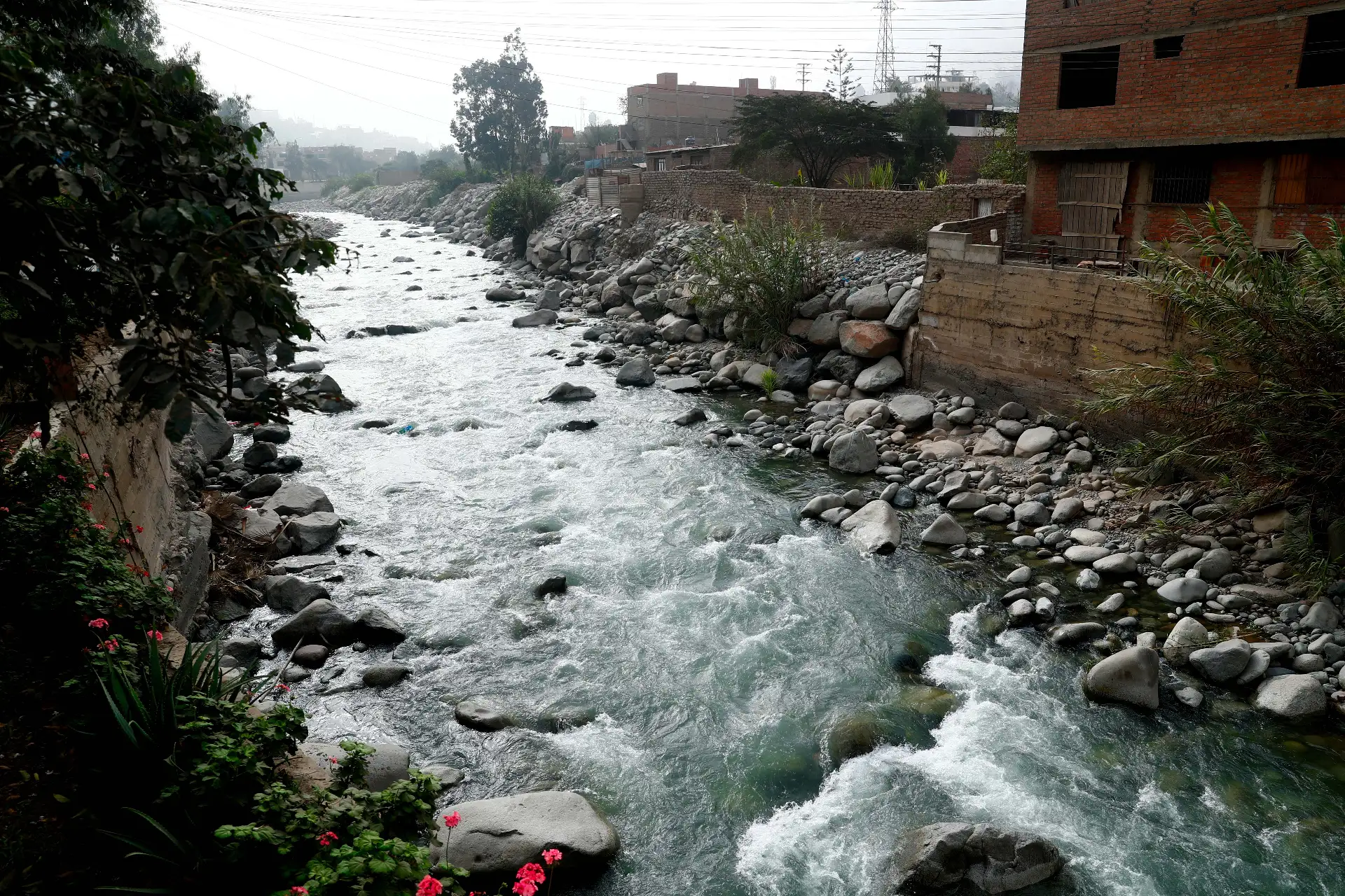 El Instituto Nacional de Defensa Civil Indeci supervisó tres zonas de potencial riesgo en Chosica ante la próxima llegada del fenómeno El Niño: Pablo Patrón, Baja California, Campanillas y Quebrada Vizcachera. En esos lugares se hizo la evacuación de posibles daños y se planificó el fortalecimiento de las defensas ribereñas con maquinaria pesada. Foto: ANDINA/Daniel Bracamonte