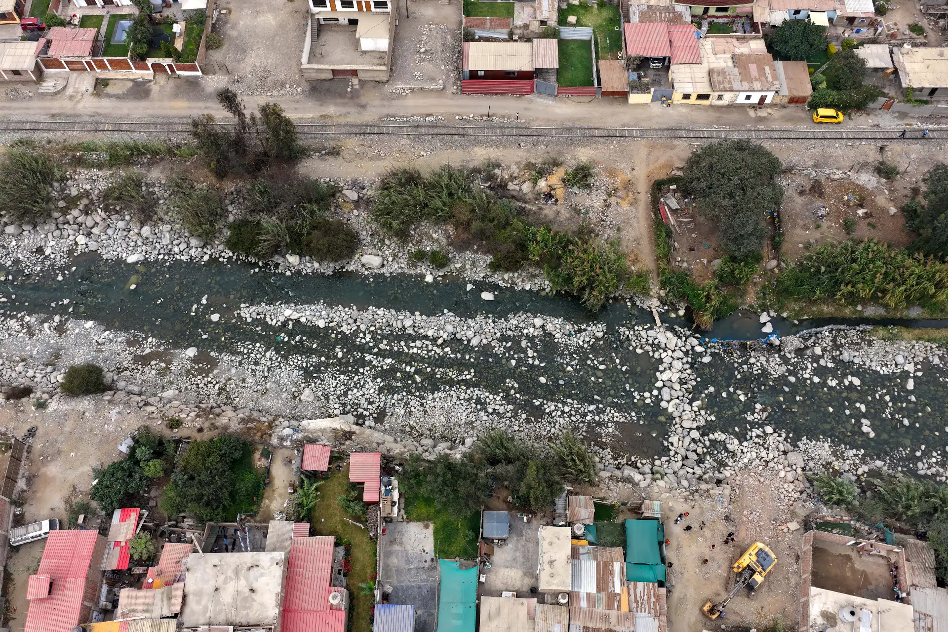 El Instituto Nacional de Defensa Civil Indeci supervisó tres zonas de potencial riesgo en Chosica ante la próxima llegada del fenómeno El Niño: Pablo Patrón, Baja California, Campanillas y Quebrada Vizcachera. En esos lugares se hizo la evacuación de posibles daños y se planificó el fortalecimiento de las defensas ribereñas con maquinaria pesada. Foto: ANDINA/Daniel Bracamonte