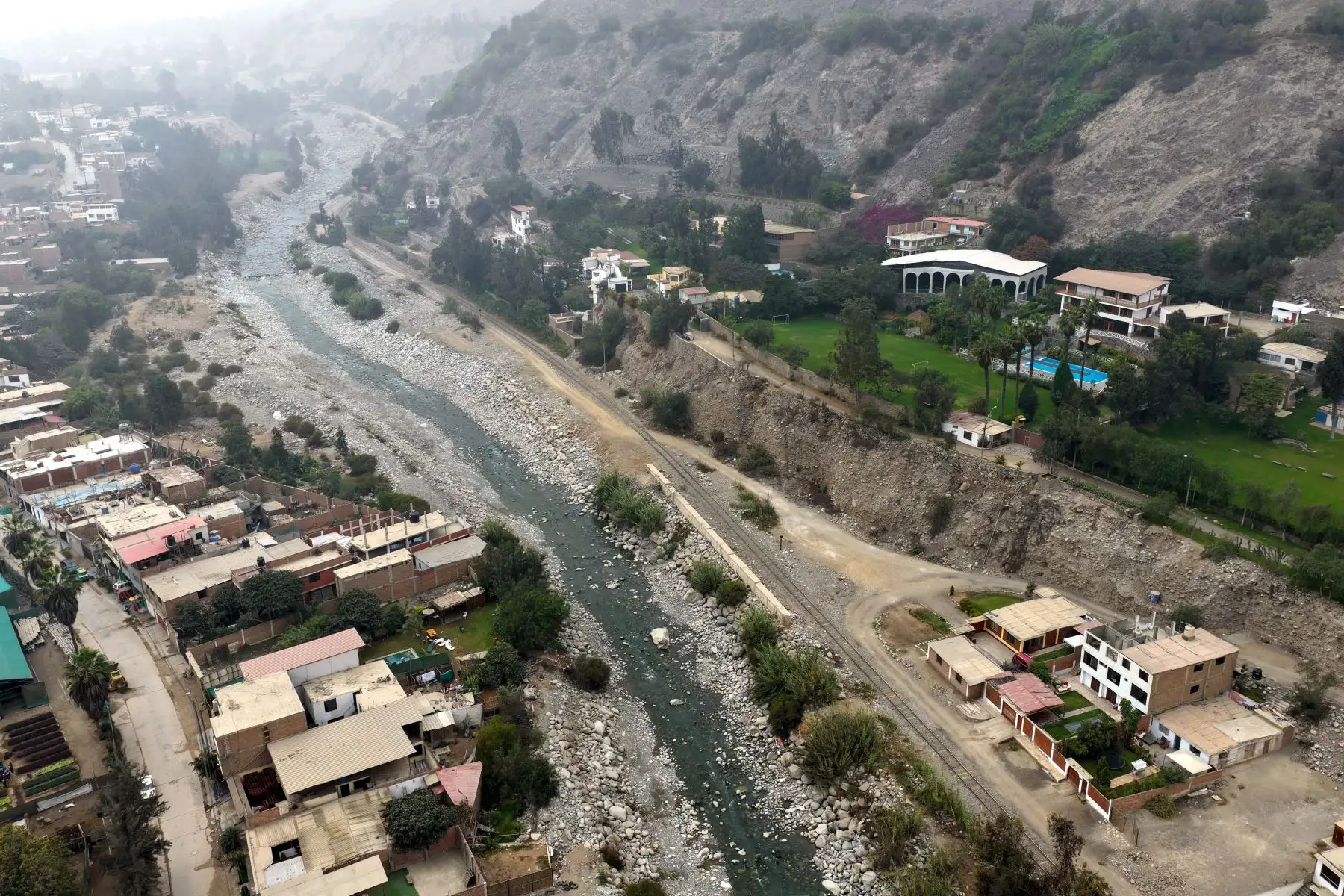 El Instituto Nacional de Defensa Civil Indeci supervisó tres zonas de potencial riesgo en Chosica ante la próxima llegada del fenómeno El Niño: Pablo Patrón, Baja California, Campanillas y Quebrada Vizcachera. En esos lugares se hizo la evacuación de posibles daños y se planificó el fortalecimiento de las defensas ribereñas con maquinaria pesada. Foto: ANDINA/Daniel Bracamonte