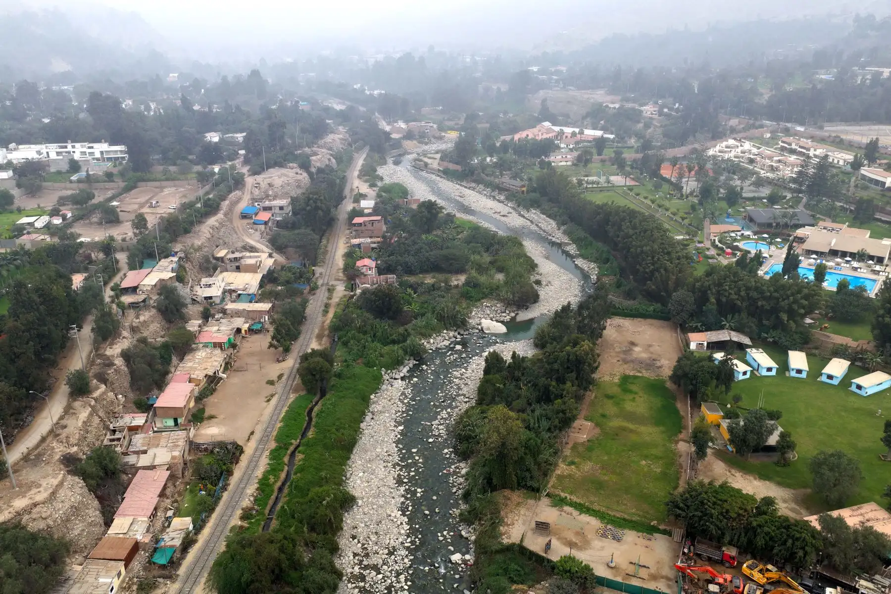 El Instituto Nacional de Defensa Civil Indeci supervisó tres zonas de potencial riesgo en Chosica ante la próxima llegada del fenómeno El Niño: Pablo Patrón, Baja California, Campanillas y Quebrada Vizcachera. En esos lugares se hizo la evacuación de posibles daños y se planificó el fortalecimiento de las defensas ribereñas con maquinaria pesada. Foto: ANDINA/Daniel Bracamonte