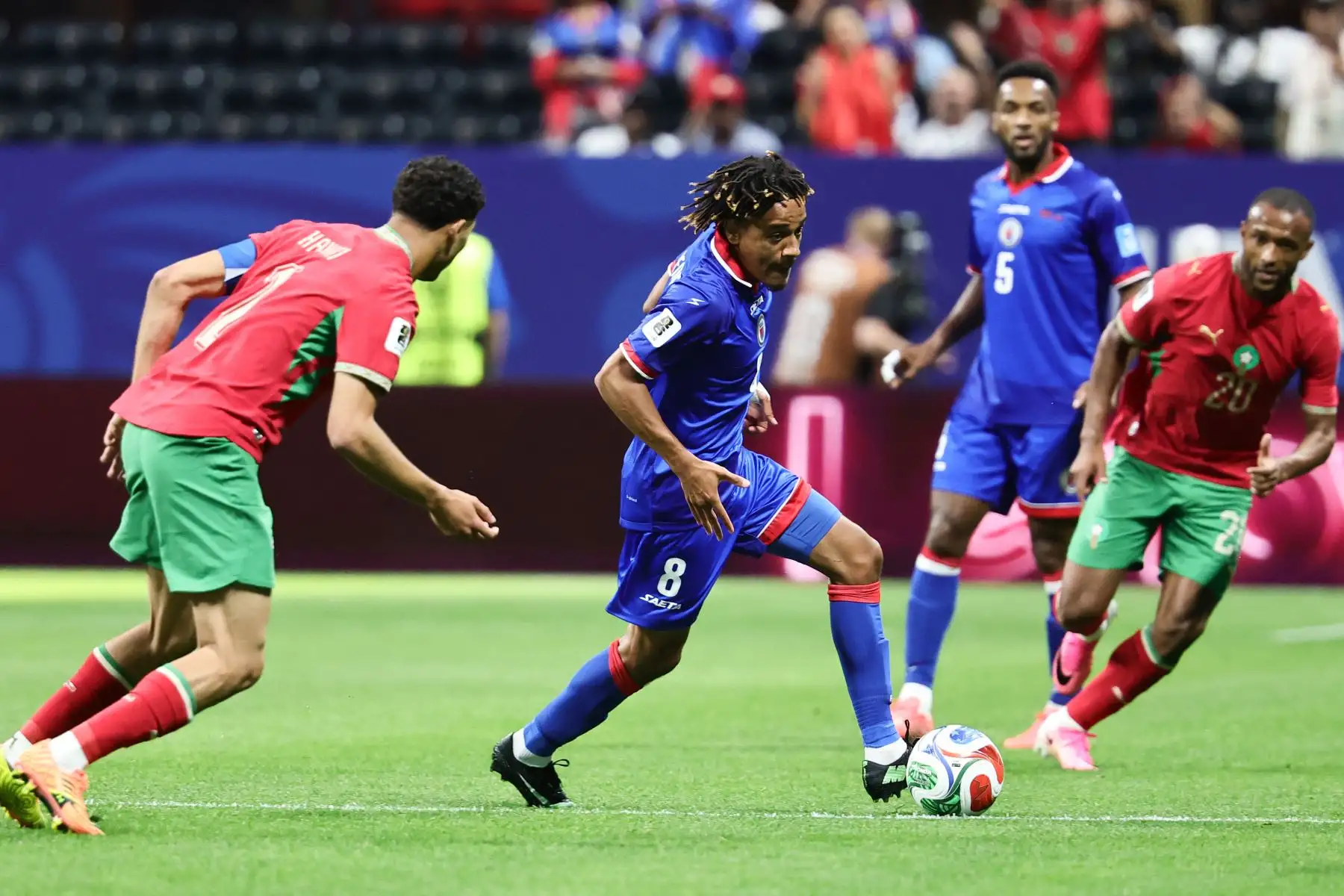 Achraf Hakimi de Marruecos y Martin Experience de Haití en acción durante el partido de la fase de grupos de la Copa Mundial de la FIFA 2026 entre Marruecos y Haití, en Atlanta, Georgia, EE. UU. Foto: ANDINA/ EFE