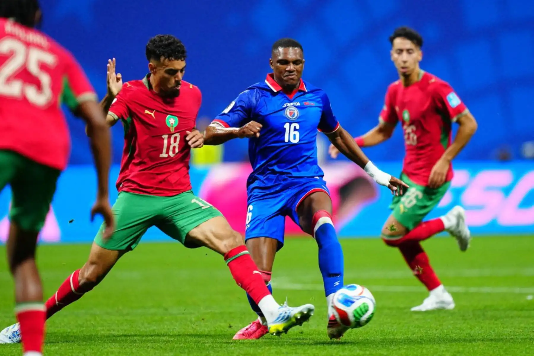 Chadi Riad de Marruecos en acción contra Lenny Joseph de Haití durante el partido de la primera fase del Grupo C de la Copa Mundial de la FIFA 2026 entre Marruecos y Haití. En Atlanta, Georgia, Estados Unidos. Foto: ANDINA/AFP