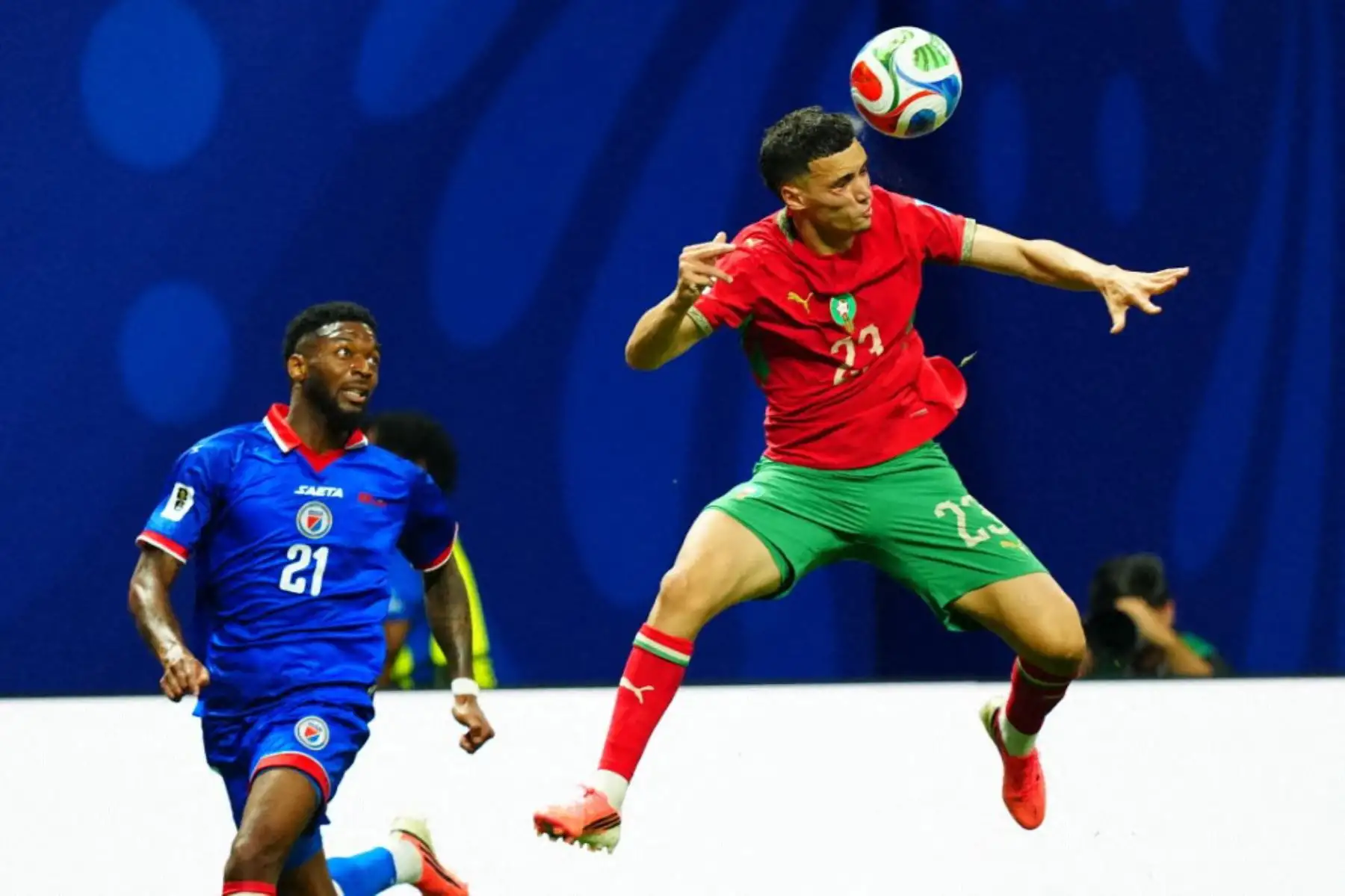 Bilal El Khannouss de Marruecos en acción contra Josue Casimir de Haití durante el partido de la primera fase del Grupo C de la Copa Mundial de la FIFA 2026 entre Marruecos y Haití. En Atlanta, Georgia, Estados Unidos. Foto: ANDINA/AFP