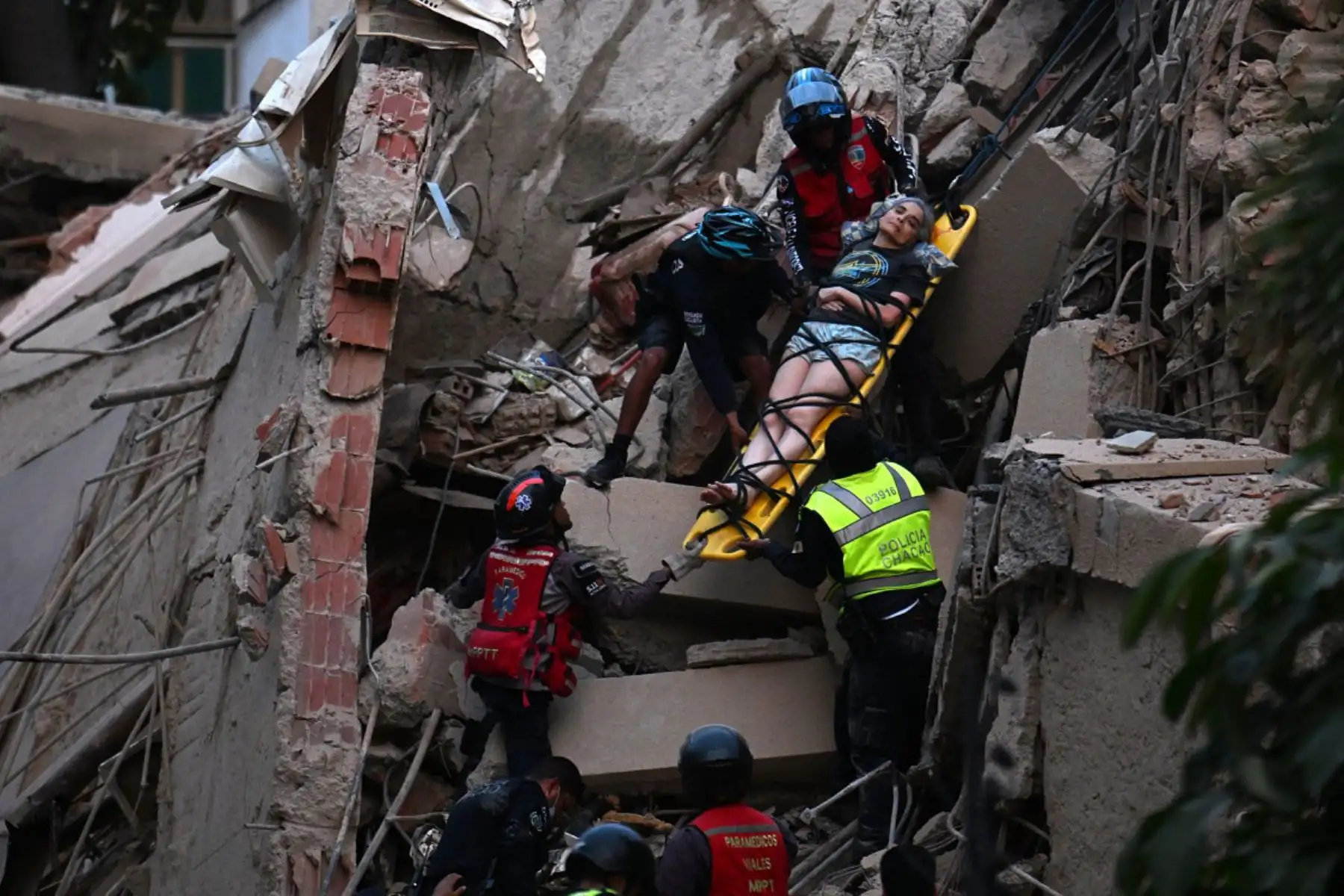 Los rescatistas sacan a una persona en camilla de un edificio derrumbado tras el terremoto que sacudió Caracas. Un sismo de magnitud 7.1 sacudió Venezuela el miércoles, según informó el Servicio Geológico de Estados Unidos (USGS), provocando pánico en Caracas. Foto: ANDINA/AFP