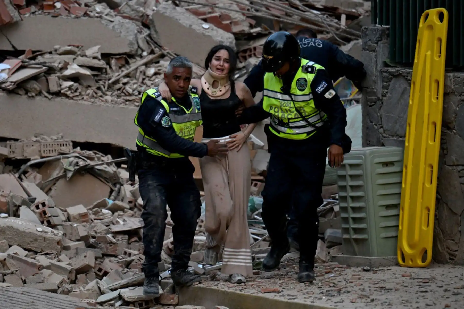 Agentes de la policía municipal evacuan a una víctima herida de un edificio derrumbado tras un terremoto en Caracas. Un sismo de magnitud 7,1 sacudió Venezuela el miércoles, según informó el Servicio Geológico de Estados Unidos (USGS), provocando pánico en Caracas. Foto: ANDINA/AFP