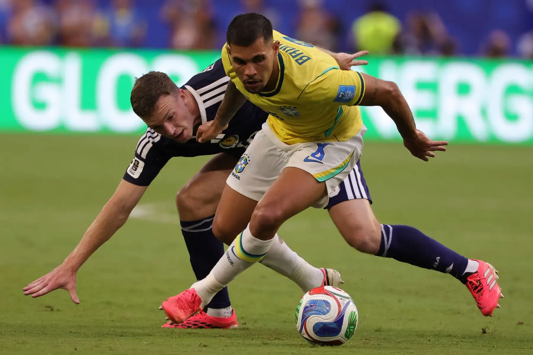 Lewis Ferguson de Escocia  en acción contra Bruno Guimaraes de Brasil durante el partido de la fase de grupos de la Copa Mundial de la FIFA 2026 entre Escocia y Brasil, en Miami, Florida, EE. UU. Foto: ANDINA/EFE