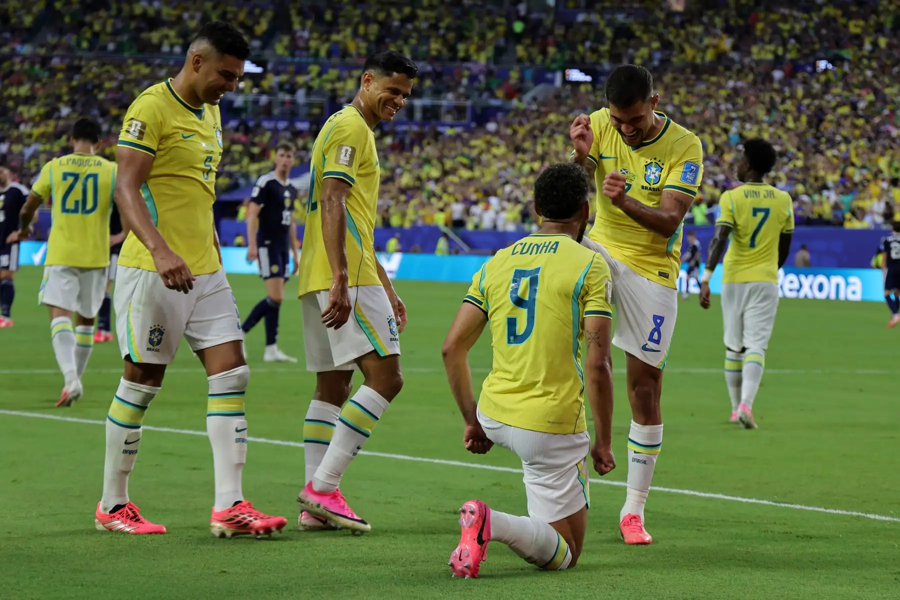 Matheus Cunha de Brasil celebra con su compañero Bruno Guimaraes tras marcar el gol que puso el 0-3 en el marcador durante el partido de la fase de grupos de la Copa Mundial de la FIFA 2026 entre Escocia y Brasil, en Miami, Florida, EE. UU. Foto: ANDINA/ EFE