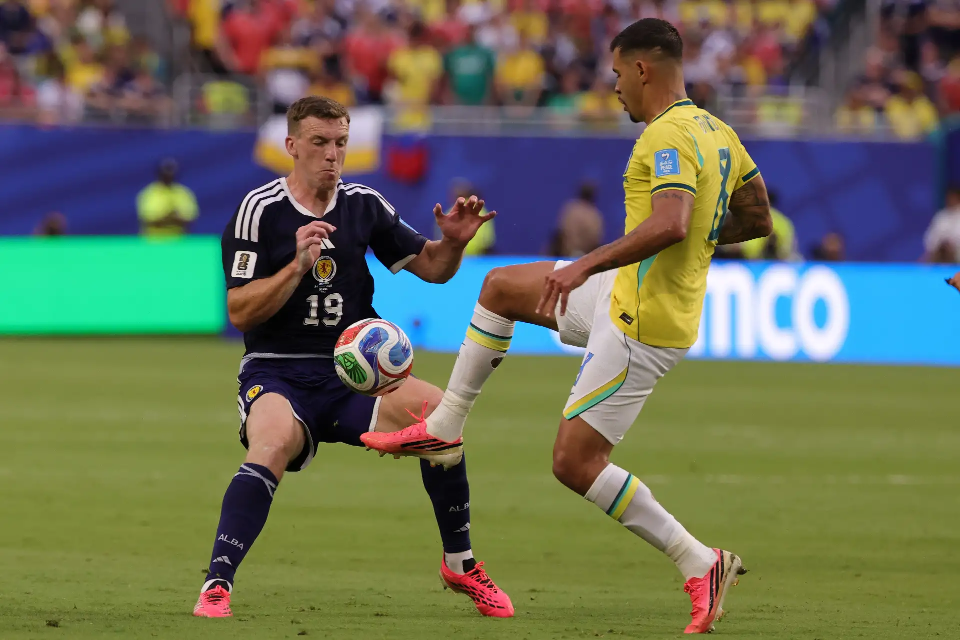 Lewis Ferguson de Escocia en acción contra Bruno Guimaraes de Brasil durante el partido de la fase de grupos de la Copa Mundial de la FIFA 2026 entre Escocia y Brasil, en Miami, Florida, EE. UU. Foto: ANDINA/ EFE