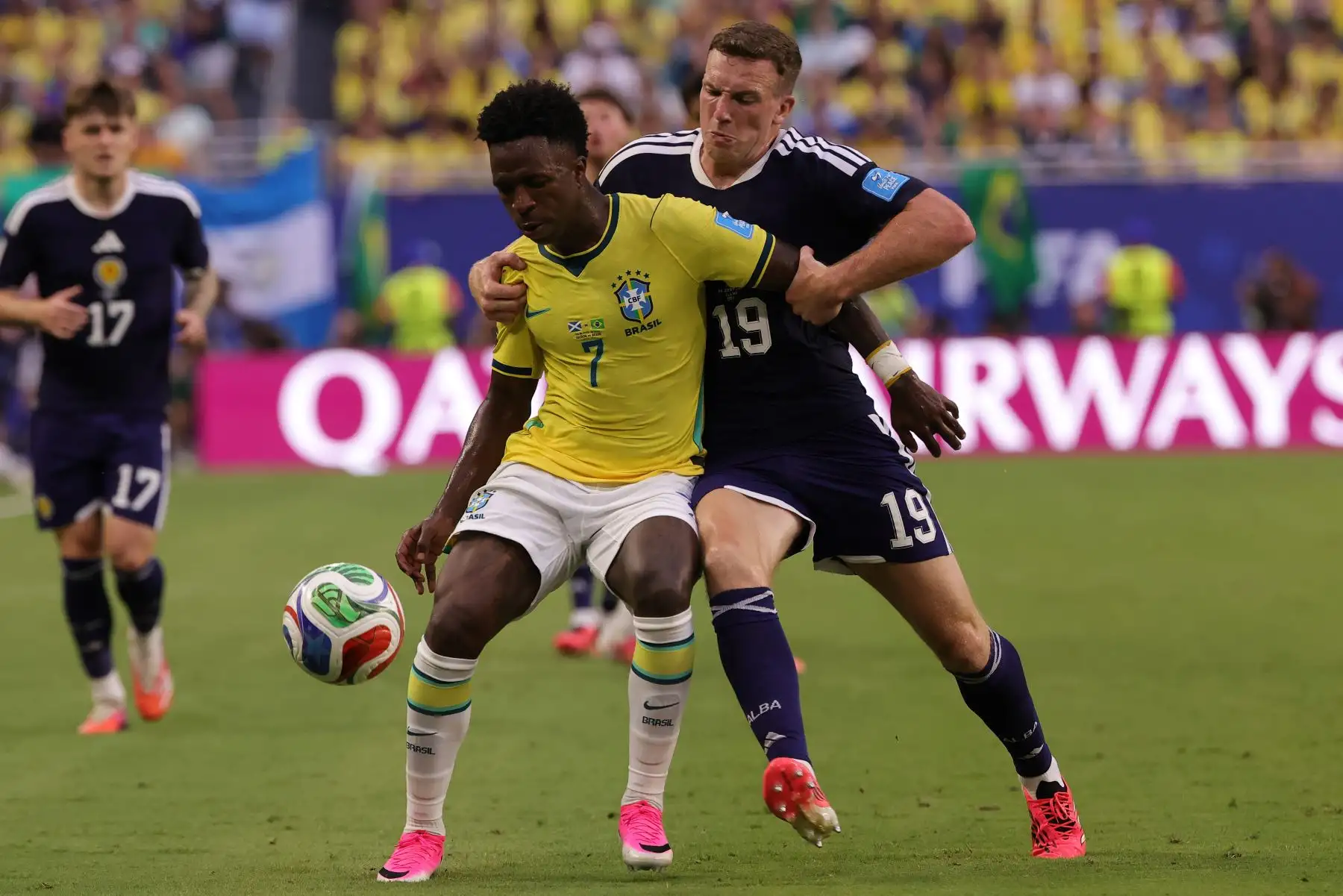 Vinicius Junior de Brasil en acción contra Lewis Ferguson de Escocia durante el partido de la fase de grupos de la Copa Mundial de la FIFA 2026 entre Escocia y Brasil, en Miami, Florida, EE. UU.
Foto: ANDINA/ EFE
