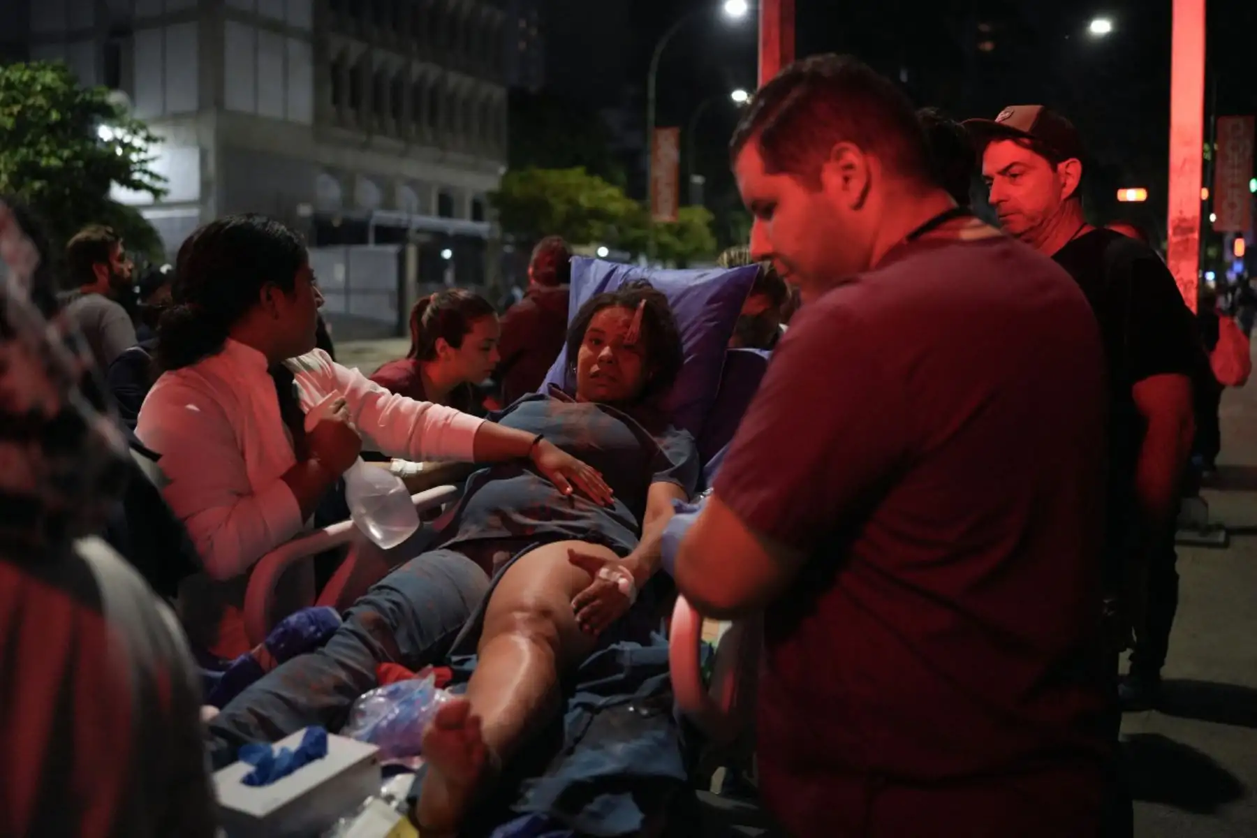 Una mujer es trasladada en camilla tras un terremoto en Caracas. Un sismo de magnitud 7,1 sacudió Venezuela el miércoles, según informó el Servicio Geológico de Estados Unidos (USGS), provocando pánico en Caracas. Foto: ANDINA/AFP