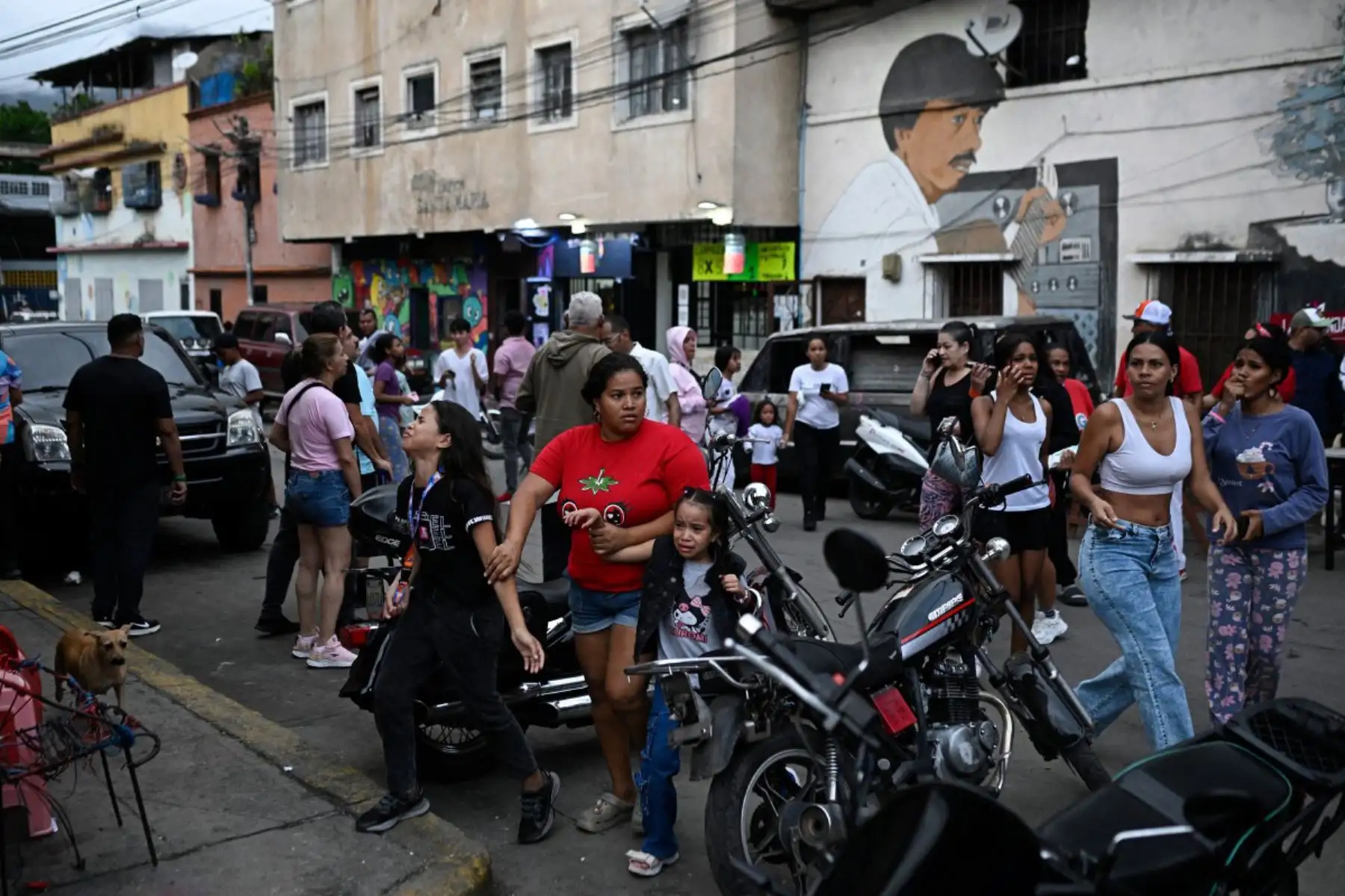 Varias personas permanecen en las calles tras el terremoto que sacudió Caracas. Un sismo de magnitud 7,1 sacudió Venezuela el miércoles, según informó el Servicio Geológico de Estados Unidos (USGS), provocando pánico en Caracas. Foto: ANDINA/AFP