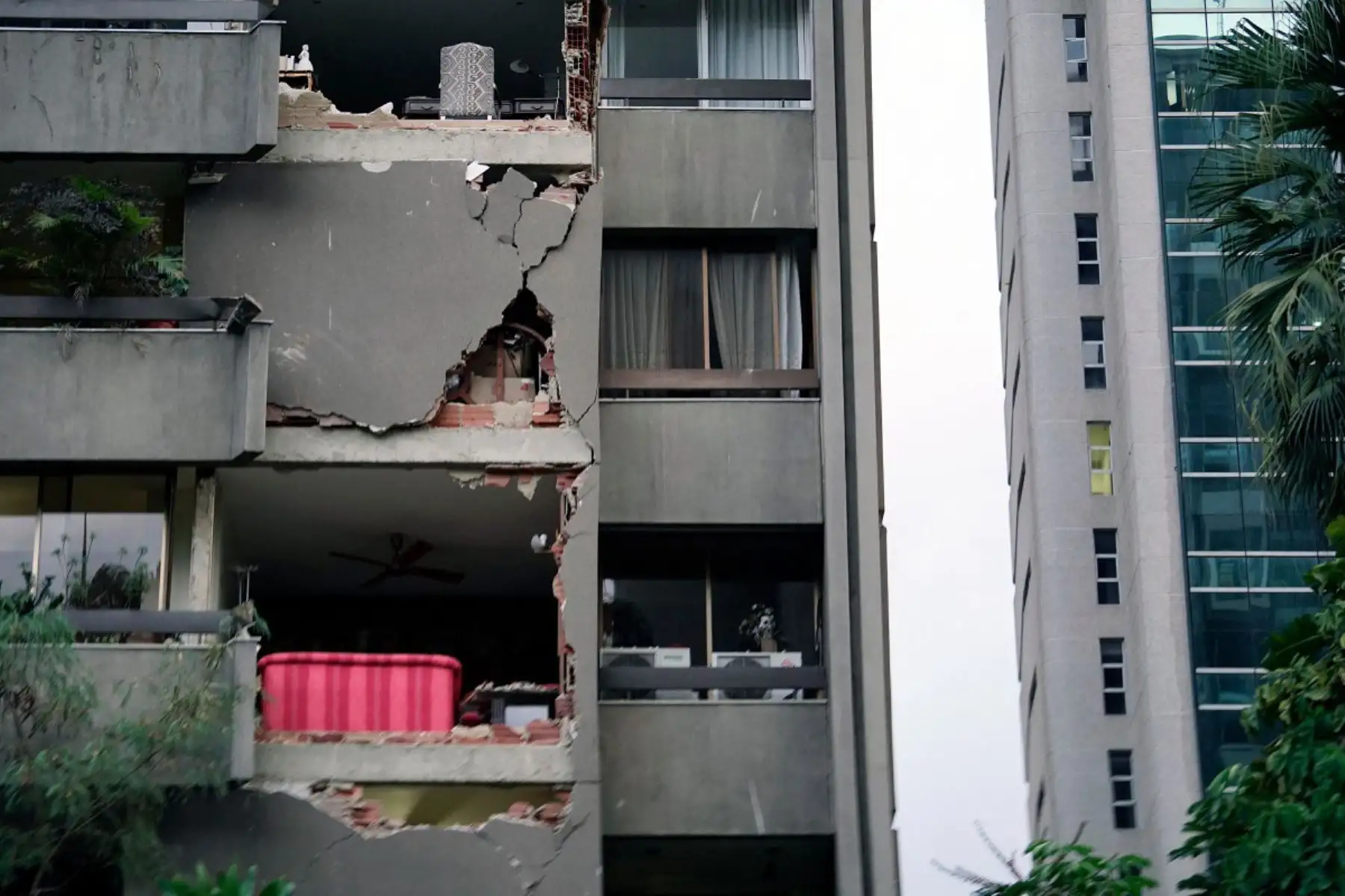 Se observa un edificio de apartamentos dañado tras el terremoto que sacudió Caracas. Un sismo de magnitud 7,1 sacudió Venezuela el miércoles, según informó el Servicio Geológico de Estados Unidos (USGS), provocando pánico en Caracas. Foto: ANDINA/AFP