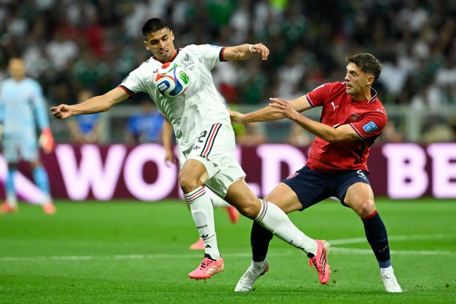 El delantero mexicano  Guillermo Martínez y el defensa checo  Robin Hranac disputan el balón durante el partido de fútbol del Grupo A de la Copa Mundial de 2026 entre la República Checa y México. Foto: AFP