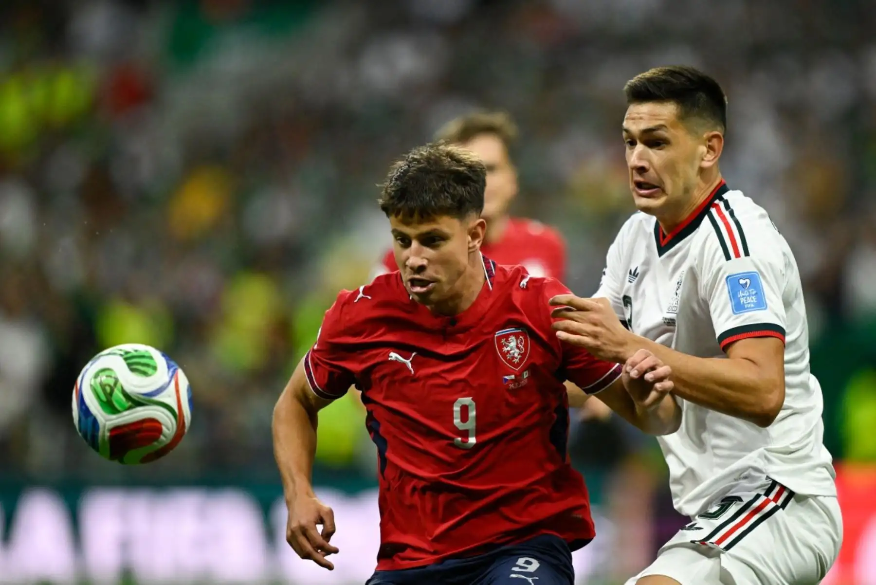 El delantero de la República Checa, Adam Hlozek, y el defensa de México, César Montes  luchan por el balón durante el partido de fútbol del Grupo A de la Copa Mundial de 2026 entre la República Checa y México. AFP