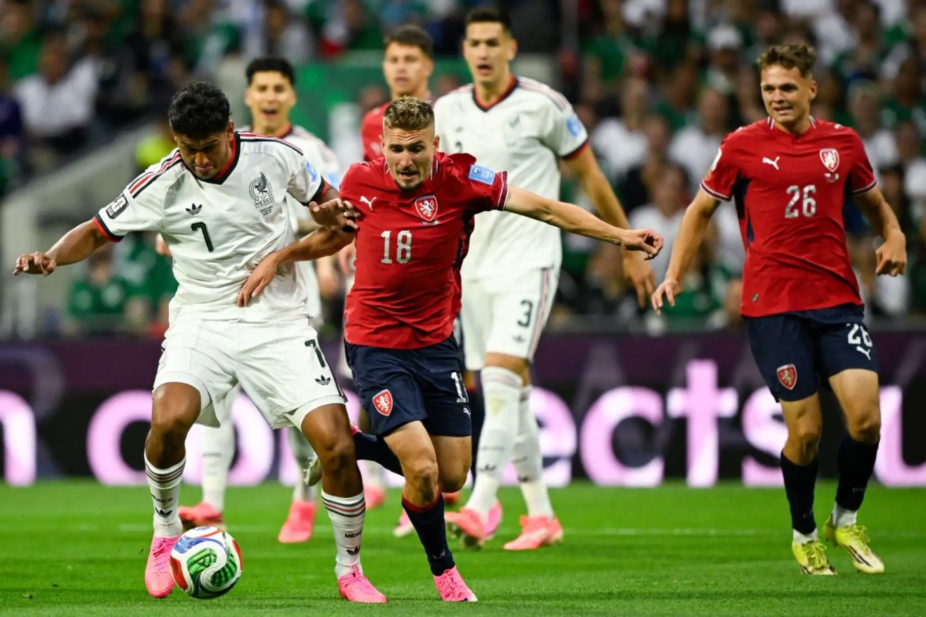 El centrocampista mexicano Luis Romo  y el centrocampista checo Michal Sadilek disputan el balón durante el partido de fútbol del Grupo A de la Copa Mundial de 2026 entre la República Checa y México. AFP