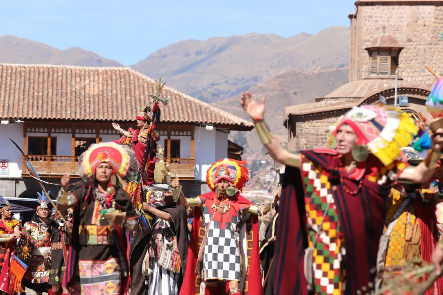 Cusqueños, cusqueñistas y visitantes que llegaron de distintas partes del mundo a la Ciudad del Cusco vibraron hoy con las escenificaciones del Inti Raymi en sus tres espacios sagrados. Foto: ANDINA/ Percy Hurtado Santillán