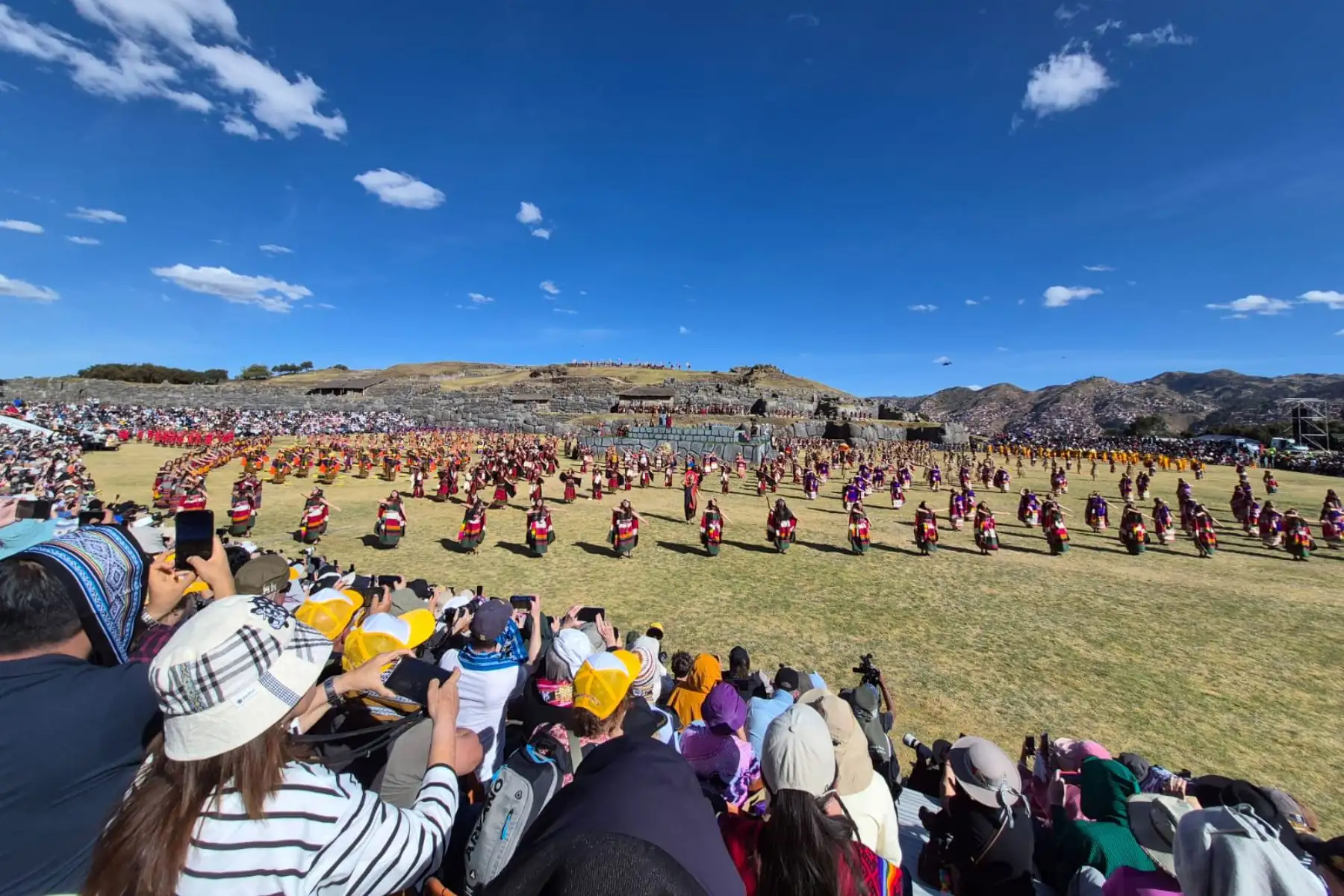 Cusqueños, cusqueñistas y visitantes que llegaron de distintas partes del mundo a la Ciudad del Cusco vibraron hoy con las escenificaciones del Inti Raymi en sus tres espacios sagrados. Foto: ANDINA/ Percy Hurtado Santillán