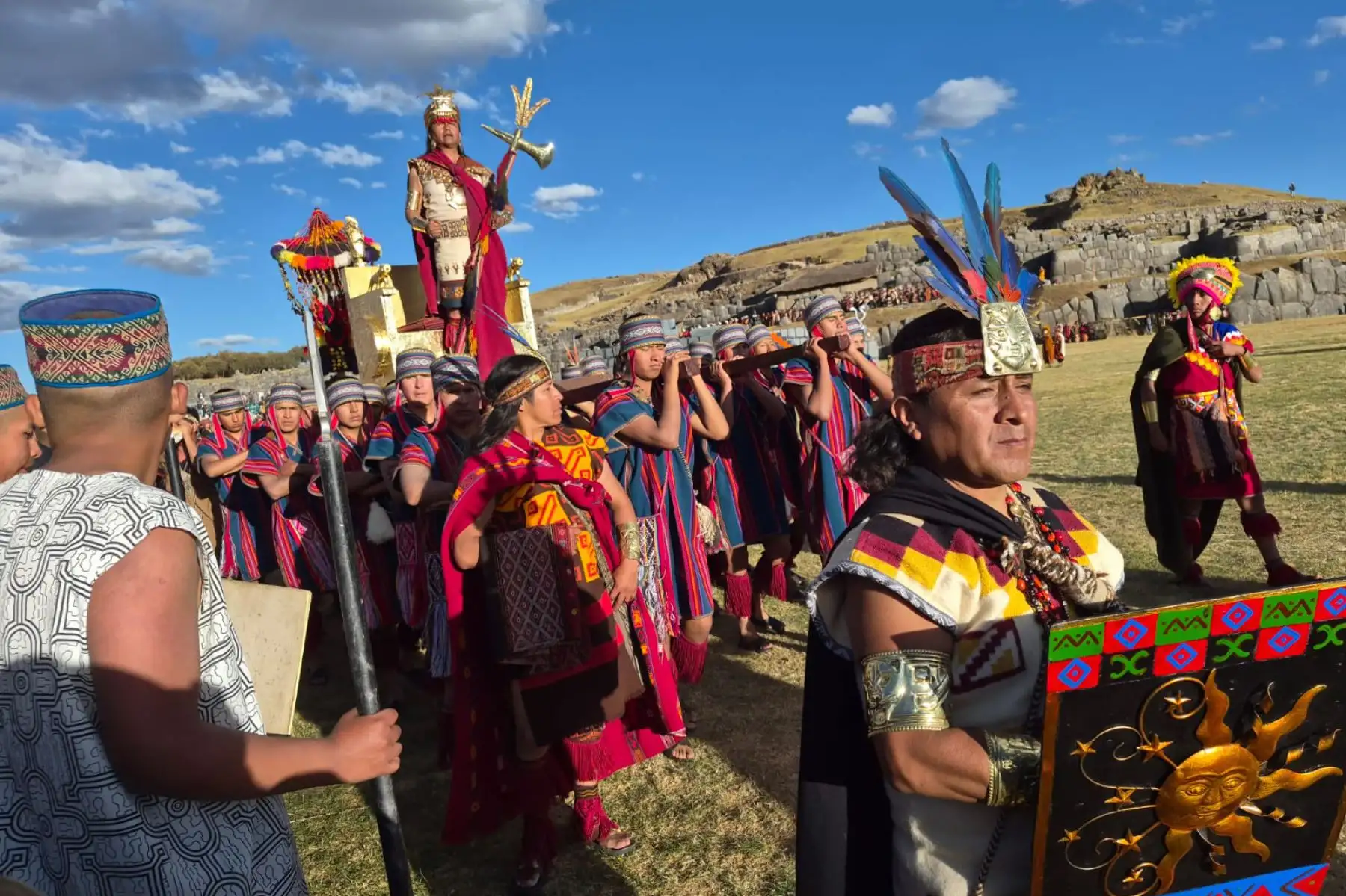 La Fiesta al Sol en el Día del Cusco, comenzó en la explanada del Templo Inca del Qoricancha, miles se apostaron en alrededores con bancas y sombrillas para ver al Inca Pachacuteq, interpretado por el docente David Ancca Cuyo, recibir a las delegaciones de los cuatro suyos. 
Foto: ANDINA/ Percy Hurtado Santillán
