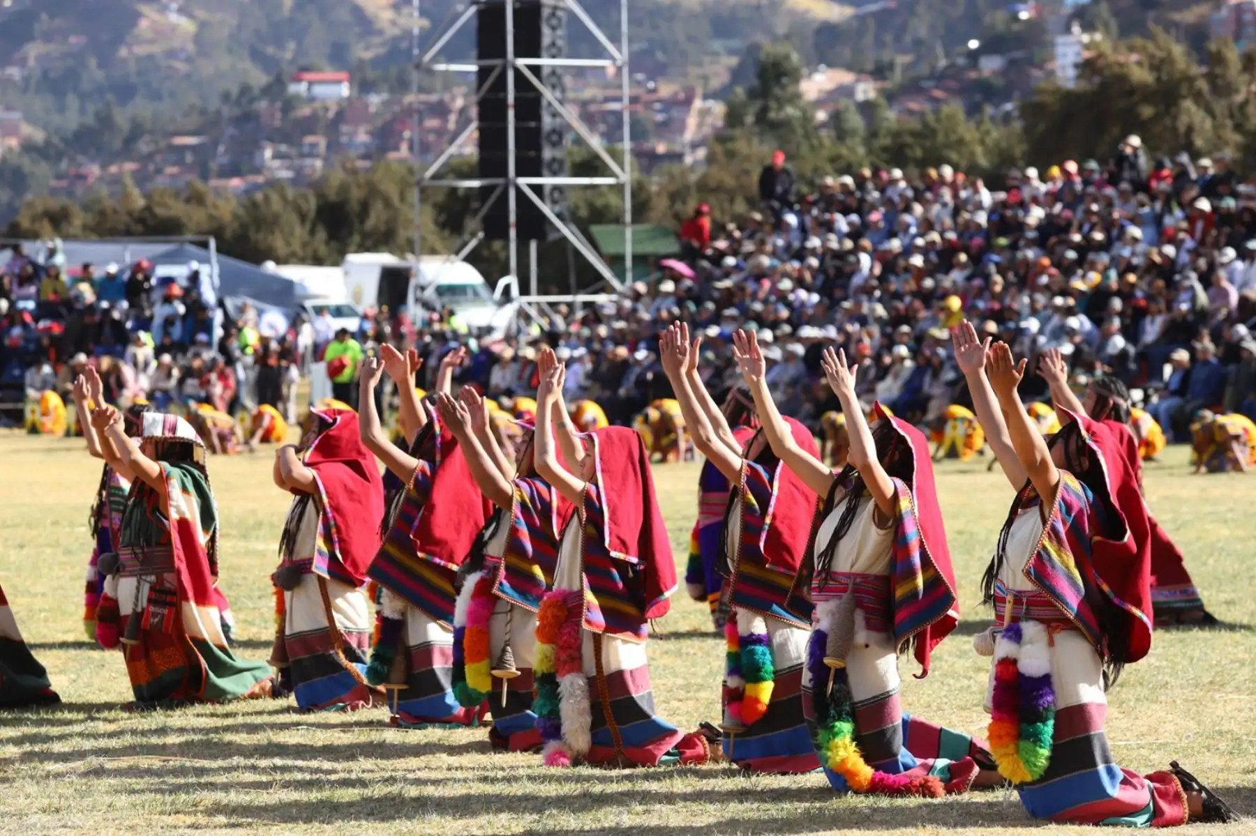 La Fiesta al Sol en el Día del Cusco, comenzó en la explanada del Templo Inca del Qoricancha, miles se apostaron en alrededores con bancas y sombrillas para ver al Inca Pachacuteq, interpretado por el docente David Ancca Cuyo, recibir a las delegaciones de los cuatro suyos. 
Foto: ANDINA/ Percy Hurtado Santillán