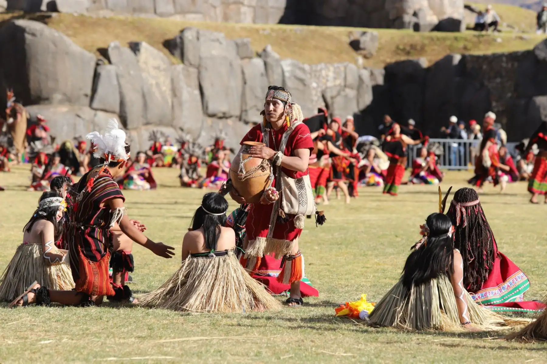 La Fiesta al Sol en el Día del Cusco, comenzó en la explanada del Templo Inca del Qoricancha, miles se apostaron en alrededores con bancas y sombrillas para ver al Inca Pachacuteq, interpretado por el docente David Ancca Cuyo, recibir a las delegaciones de los cuatro suyos. 
Foto: ANDINA/ Percy Hurtado Santillán