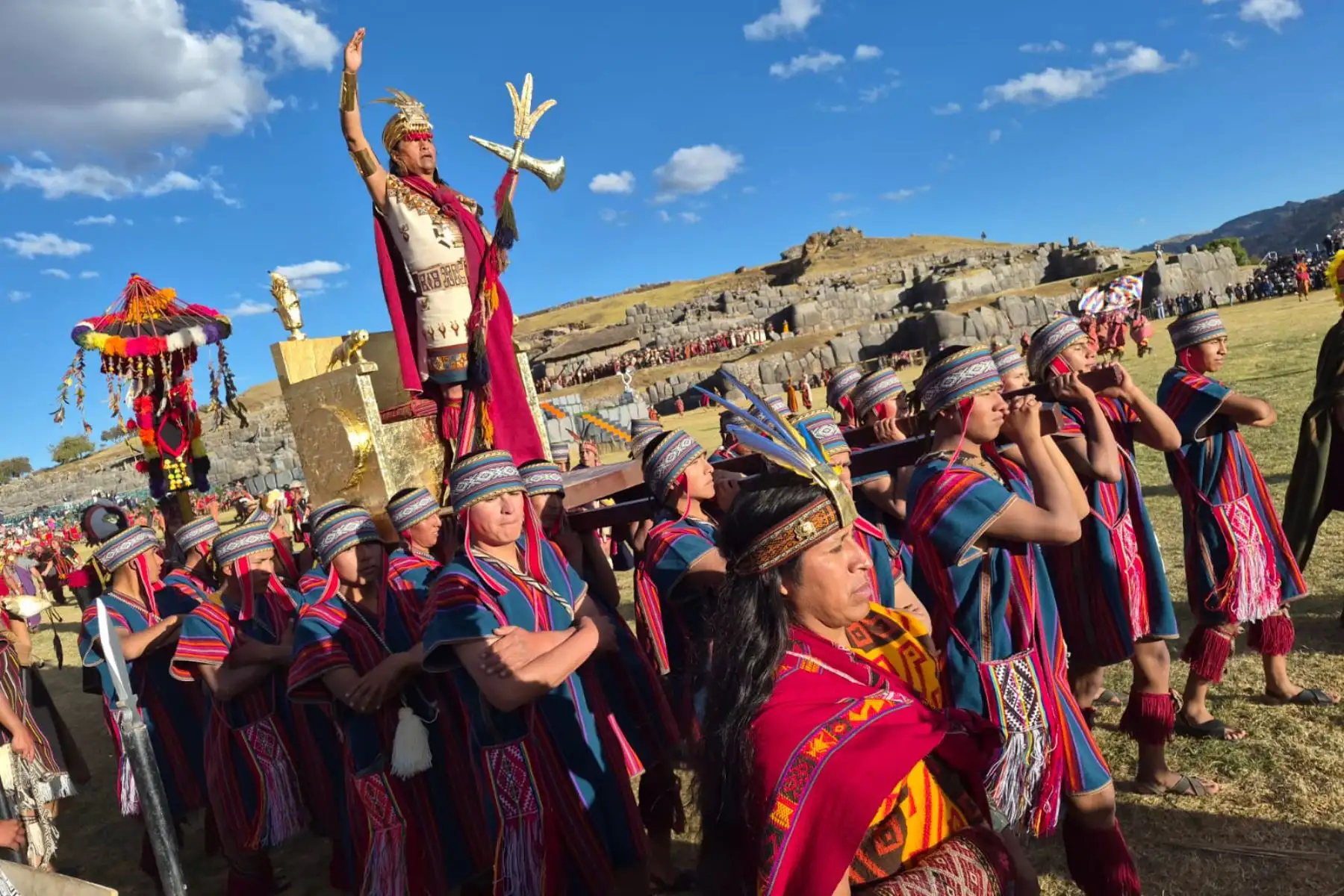 La Fiesta al Sol en el Día del Cusco, comenzó en la explanada del Templo Inca del Qoricancha, miles se apostaron en alrededores con bancas y sombrillas para ver al Inca Pachacuteq, interpretado por el docente David Ancca Cuyo, recibir a las delegaciones de los cuatro suyos. 
Foto: ANDINA/ Percy Hurtado Santillán