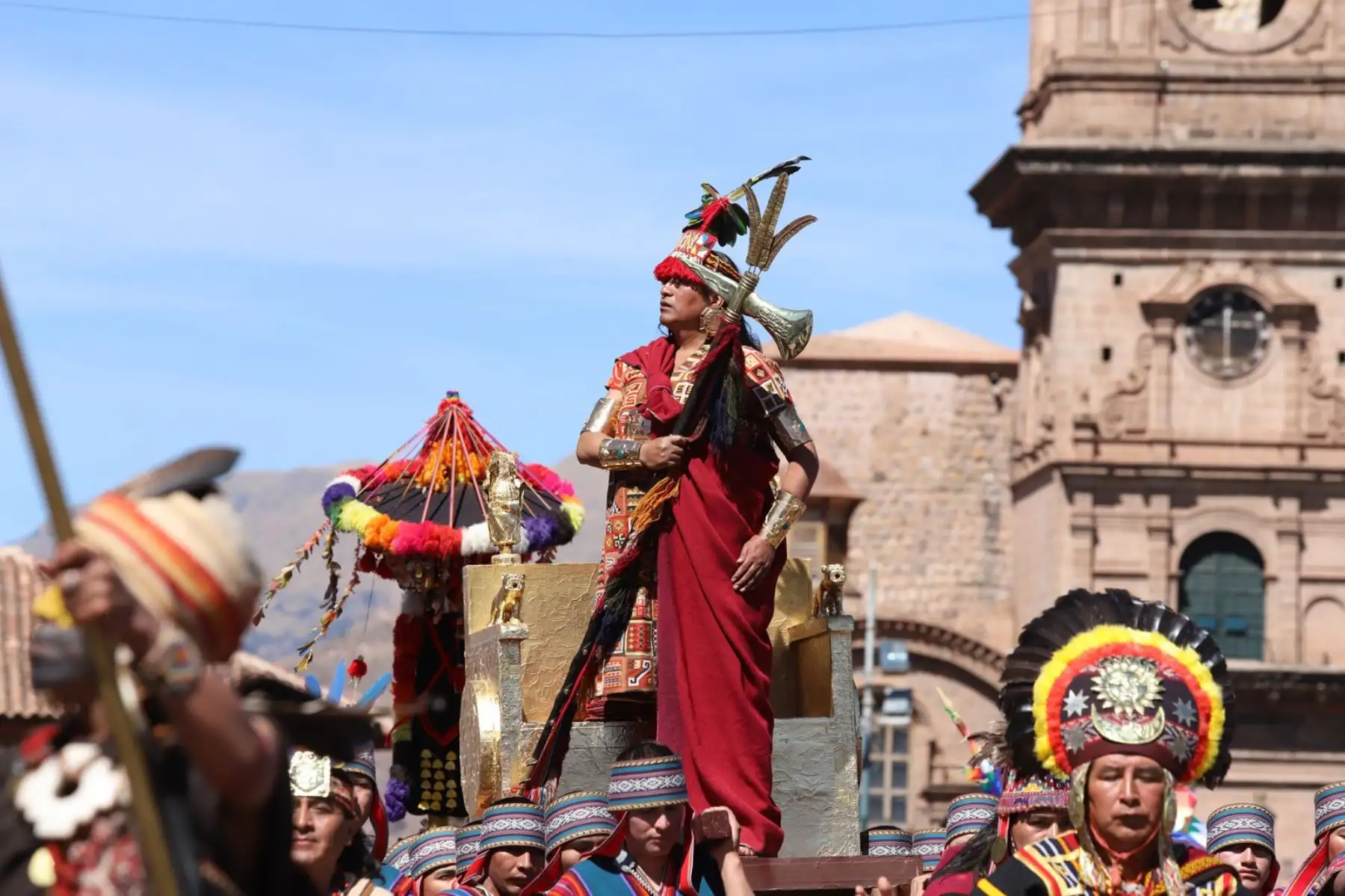 La Fiesta al Sol en el Día del Cusco, comenzó en la explanada del Templo Inca del Qoricancha, miles se apostaron en alrededores con bancas y sombrillas para ver al Inca Pachacuteq, interpretado por el docente David Ancca Cuyo, recibir a las delegaciones de los cuatro suyos. 
Foto: ANDINA/ Percy Hurtado Santillán