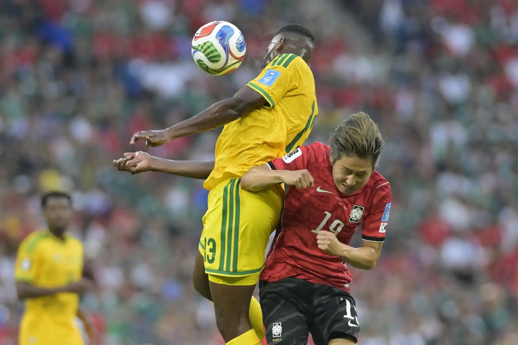 Sphephelo Sithole de Sudáfrica disputa el balón con Lee Kang-in de Corea del Sur este miércoles, durante un partido del grupo A del Mundial de la FIFA 2026 entre Sudáfrica y Corea del Sur en el estadio BBVA en Monterrey (México).
Foto: ANDINA/ EFE