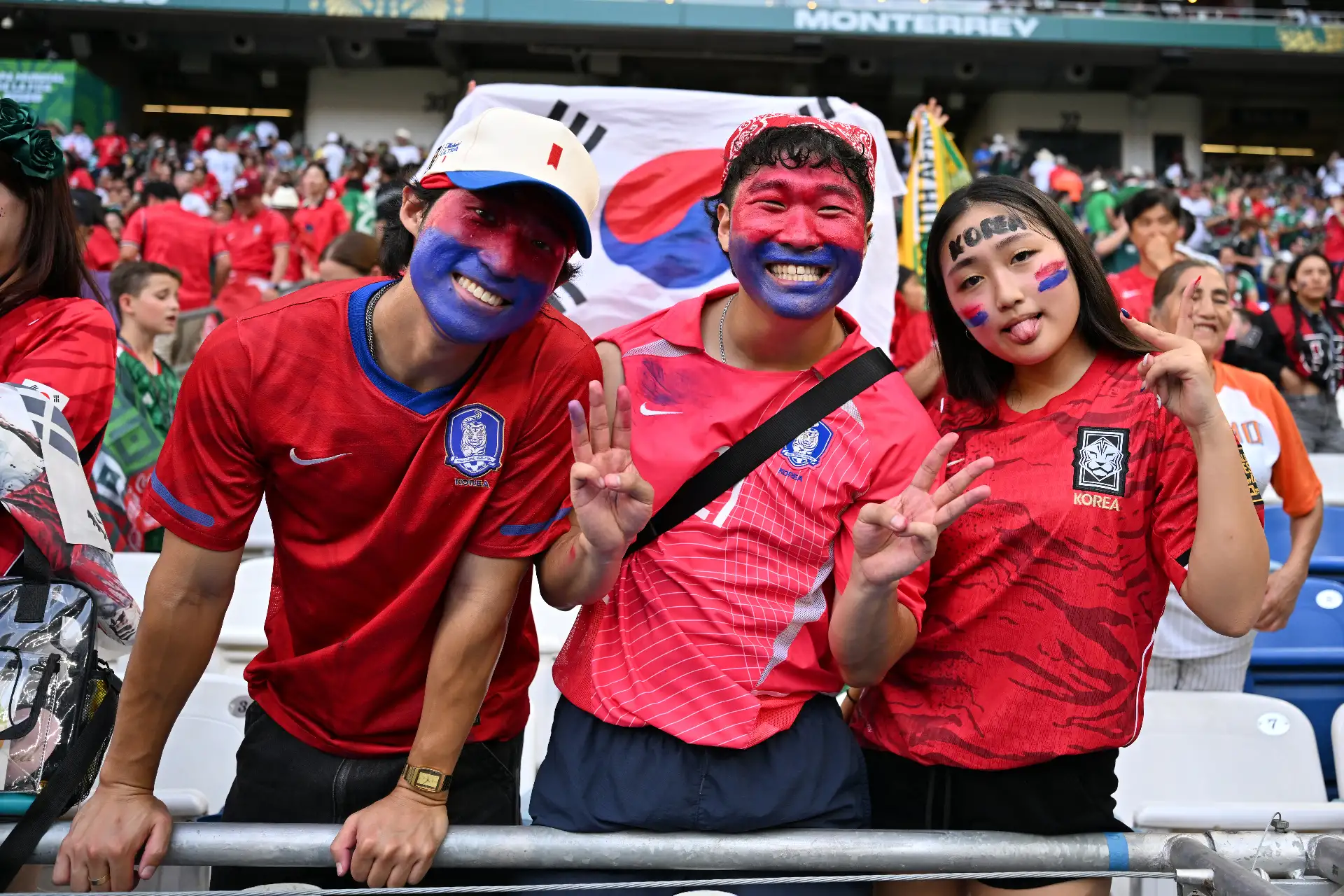 Hinchas de Corea del Sur asisten a un partido del grupo A del Mundial de la FIFA 2026 entre Sudáfrica y Corea del Sur este miércoles, en el estadio BBVA en Monterrey (México).
Foto: ANDINA/EFE