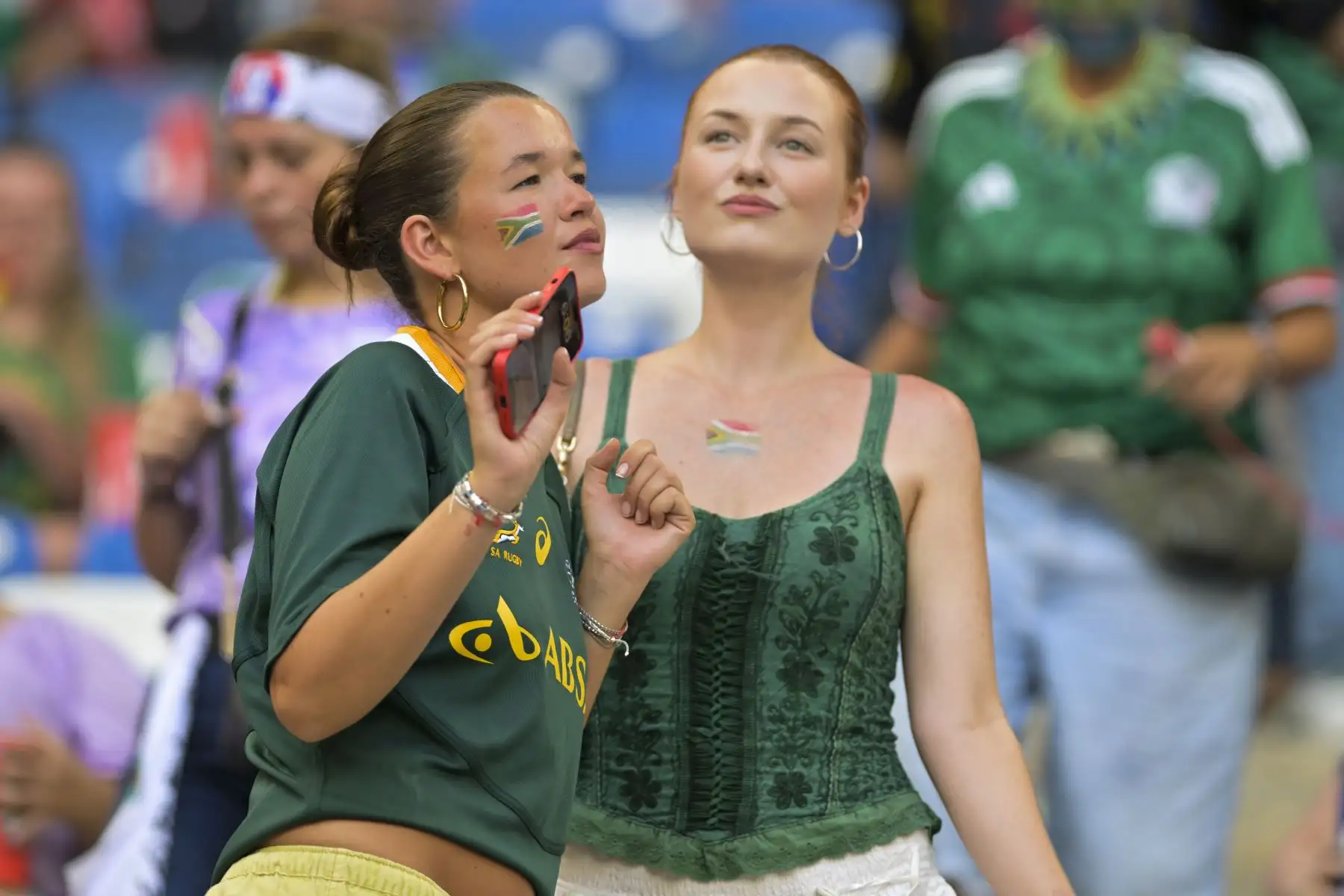 Aficionados de Sudáfrica asisten a un partido del grupo A del Mundial de la FIFA 2026 este miércoles, entre Sudáfrica y Corea del Sur en el estadio BBVA en Monterrey (México). Foto: ANDINA/EFE