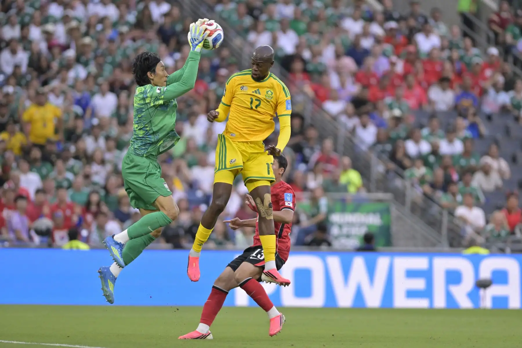 Evidence Makgopa de Sudáfrica disputa el balón con Kim Seung-gyu portero de Corea del Sur este miércoles, durante un partido del grupo A del Mundial de la FIFA 2026 entre Sudáfrica y Corea del Sur en el estadio BBVA en Monterrey (México). Foto: ANDINA/ EFE