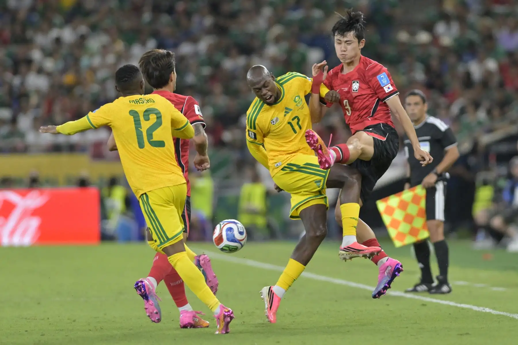 Evidence Makgopa de Sudáfrica disputa el balón con Lee Gihyuk de Corea del Sur este miércoles, durante un partido del grupo A del Mundial de la FIFA 2026 entre Sudáfrica y Corea del Sur en el estadio BBVA en Monterrey (México). Foto: ANDINA/EFE